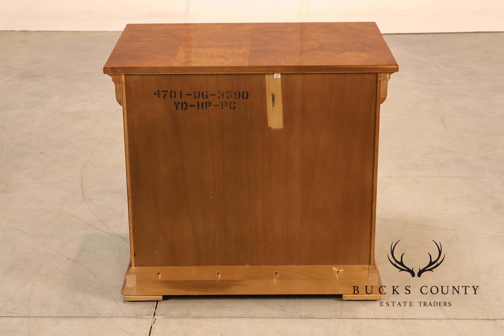 Henredon 'Charles X' Pair of Burlwood Nightstands