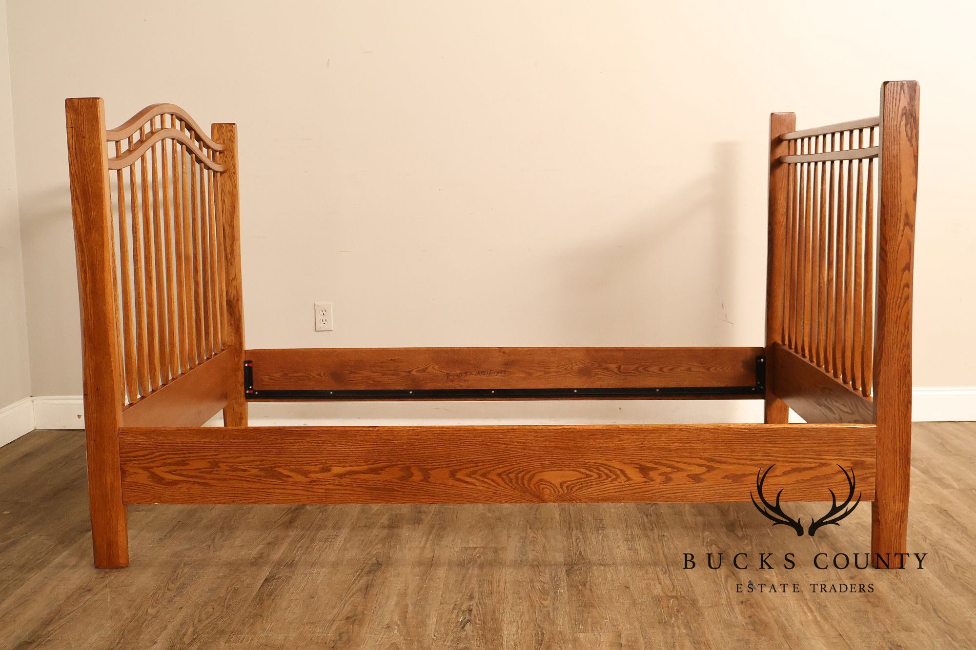 Hunt Country Furniture Farmhouse Style Oak Spindle Full-Size Bed