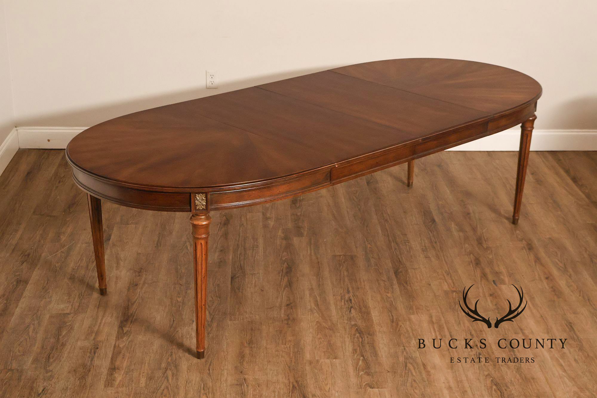 Henredon Vintage French Louis XVI Style Extendable Oval Walnut Dining Table