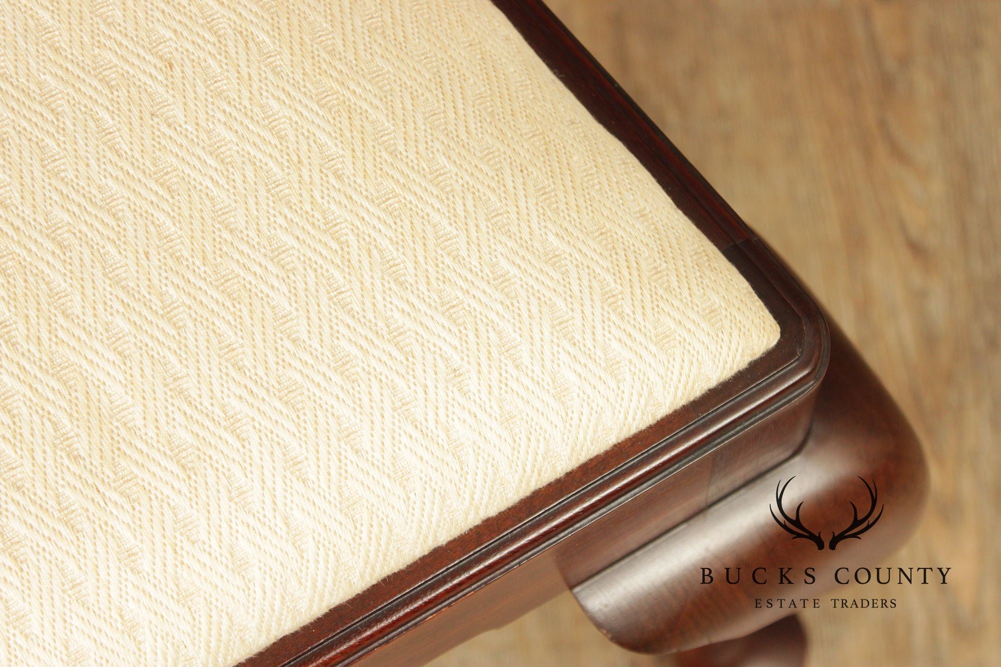 Henkel Harris Queen Anne Style Set of Eight Mahogany Dining Chairs