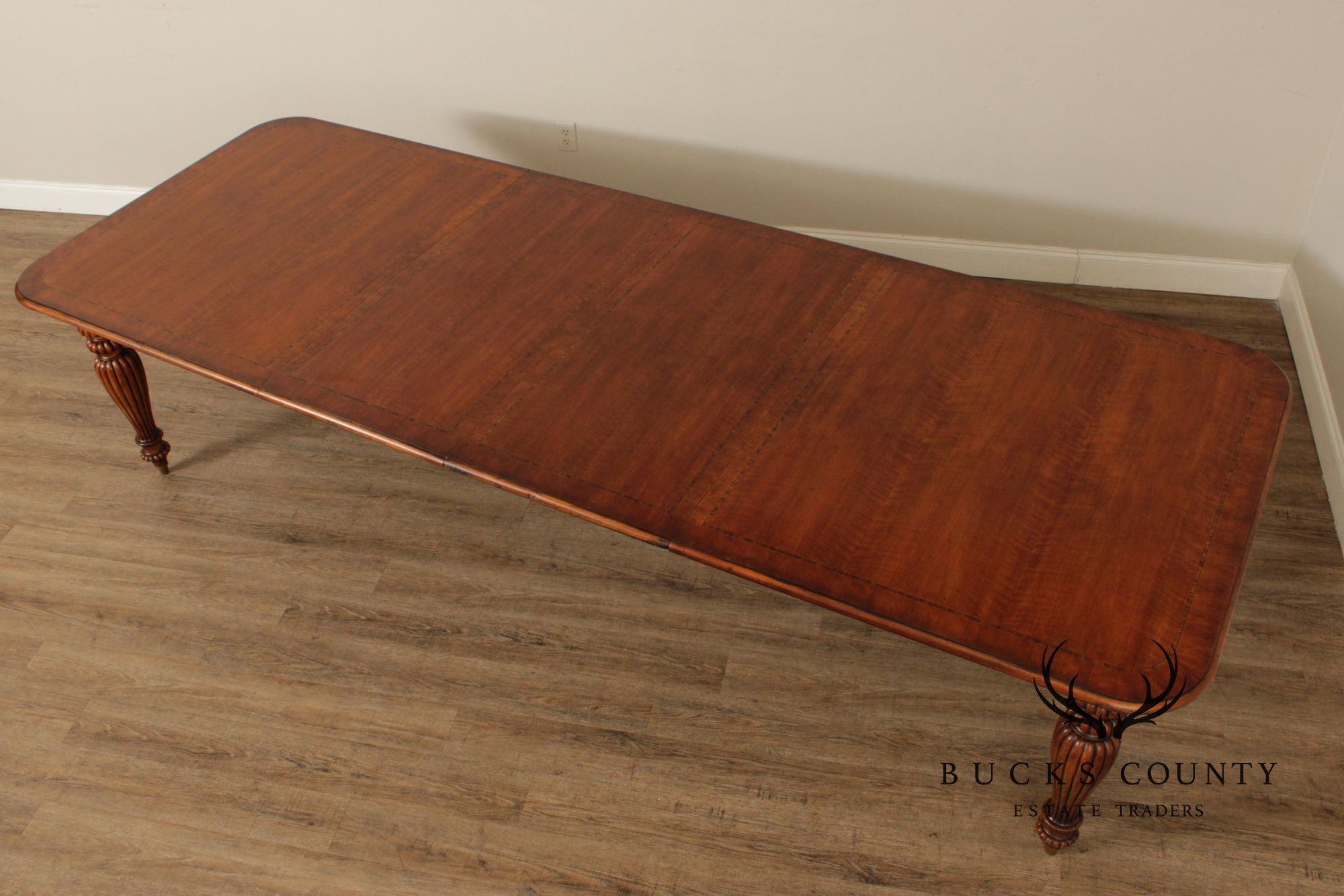 Henredon Somerton Banded Mahogany Rectangular Dining Table With Fluted Legs