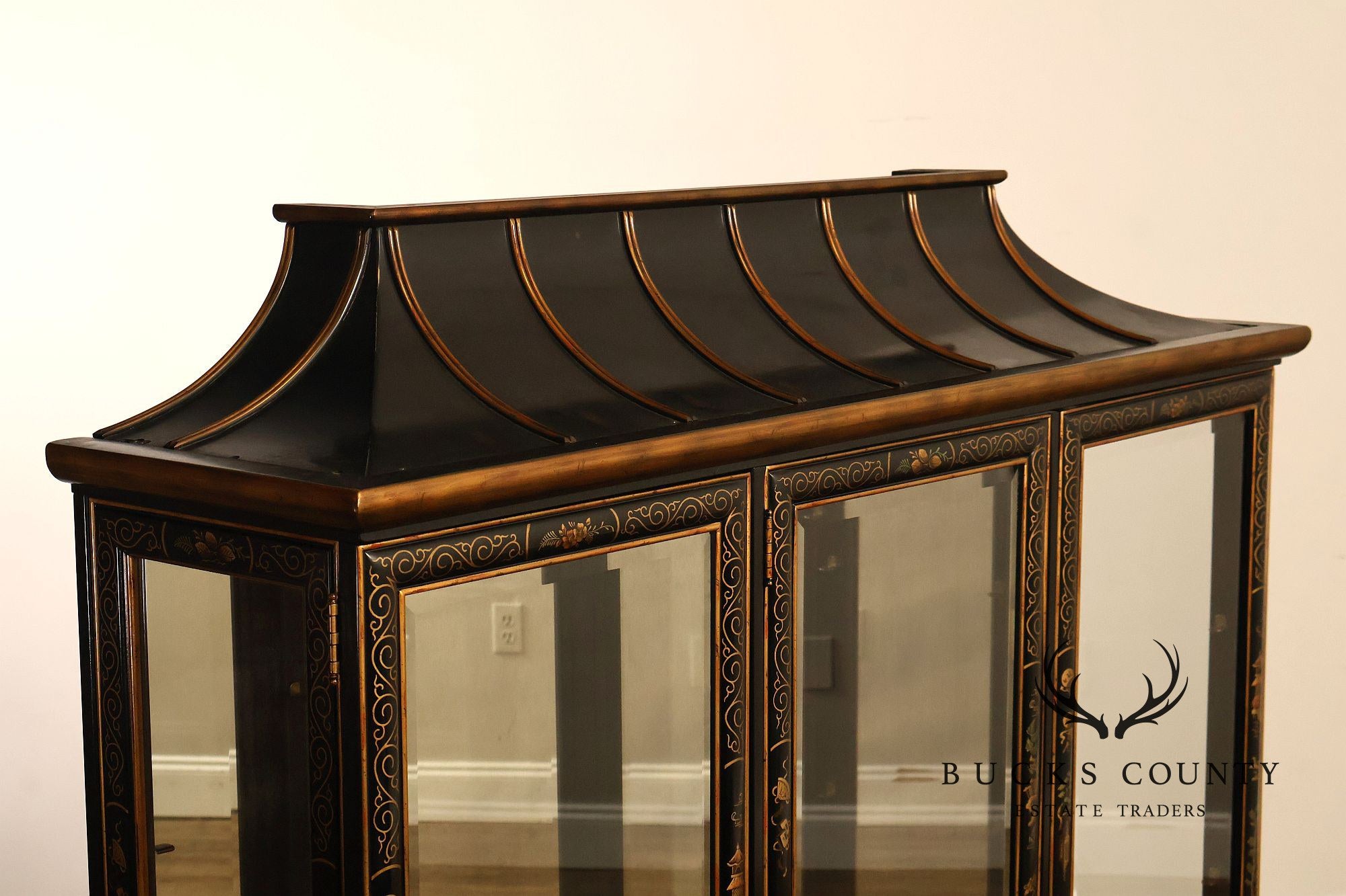 Drexel Heritage Et Cetera Asian Chinoiserie Hand Painted Lighted China Display Cabinet