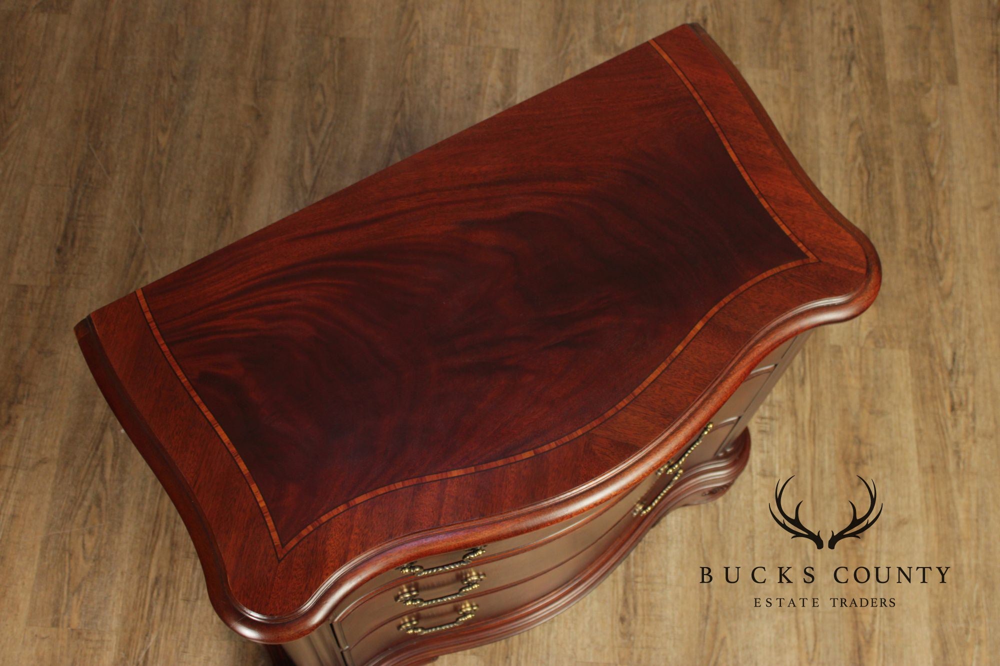 Thomasville 'Kent Park' Pair of Mahogany Nightstands
