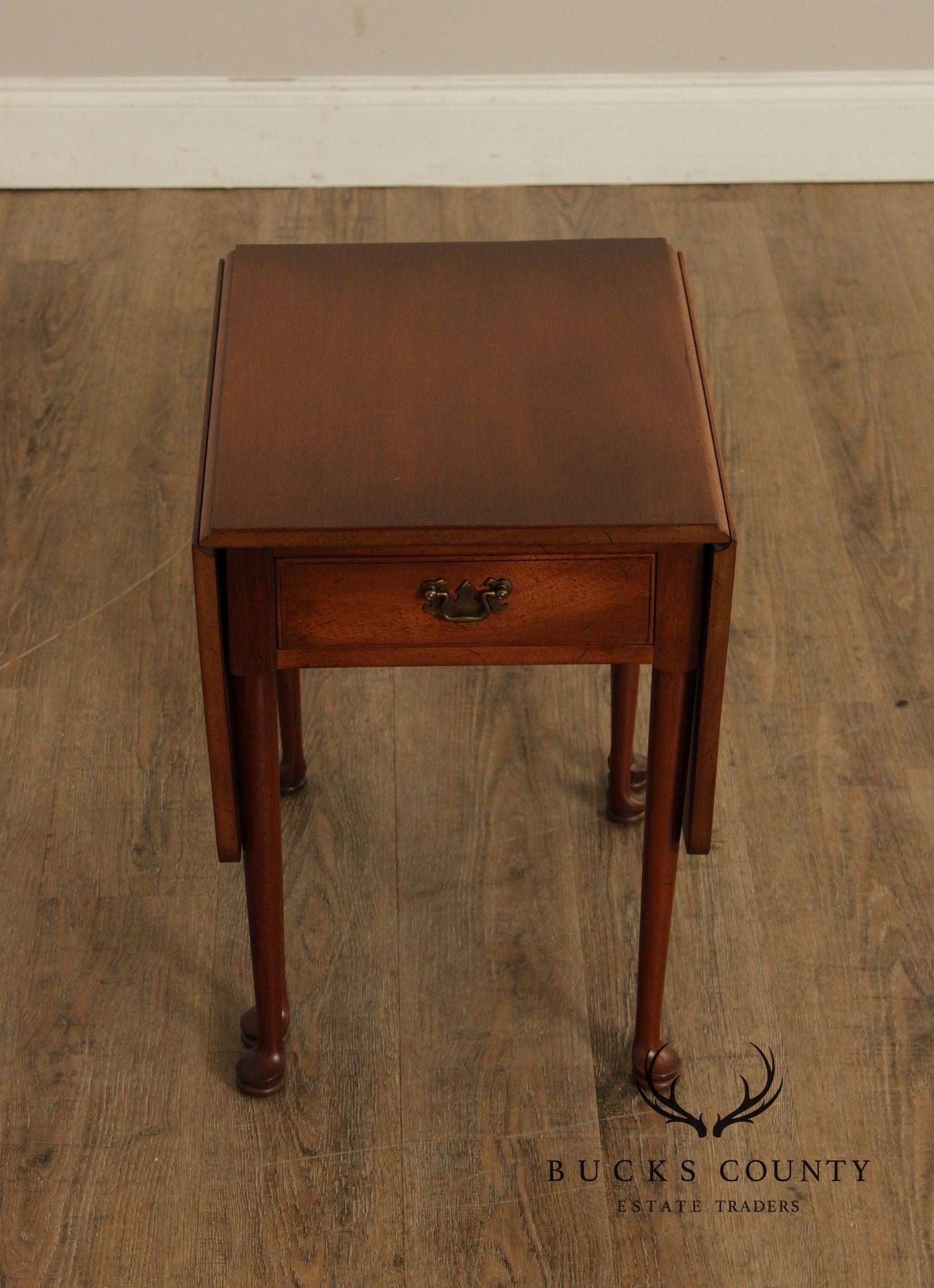 Biggs Queen Anne Style Mahogany Drop Leaf Side Table