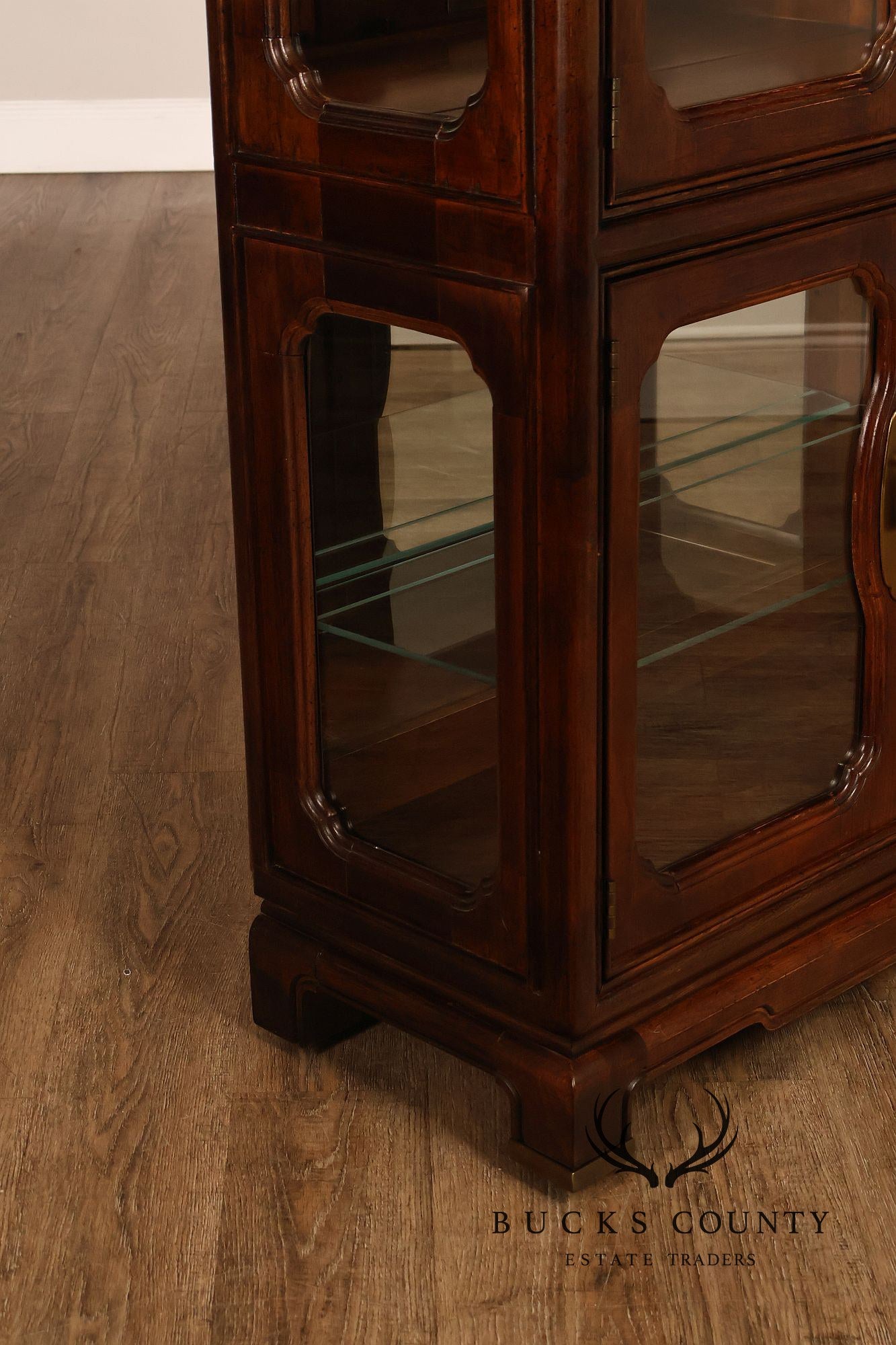 Hollywood Regency Asian Influenced Pair Of Lighted Curio Display Cabinets