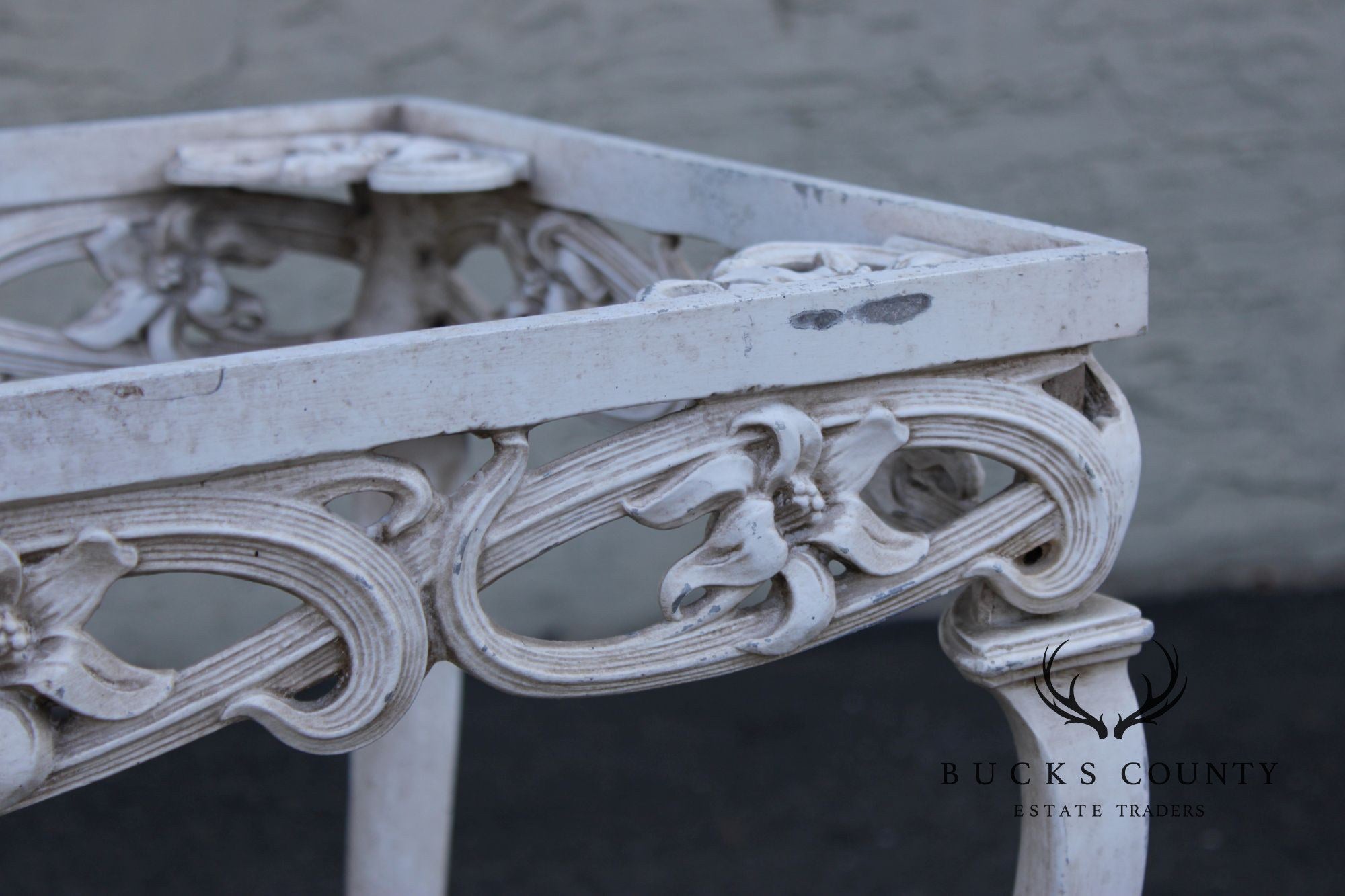Brown Jordan Cast Aluminum 'Day Lily' Outdoor Patio Side Table
