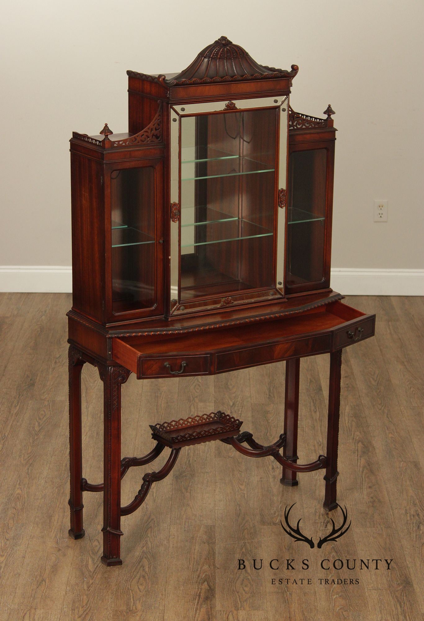 Weiman Heirloom Quality Chinese Chippendale Style Mahogany Vitrine Display Cabinet