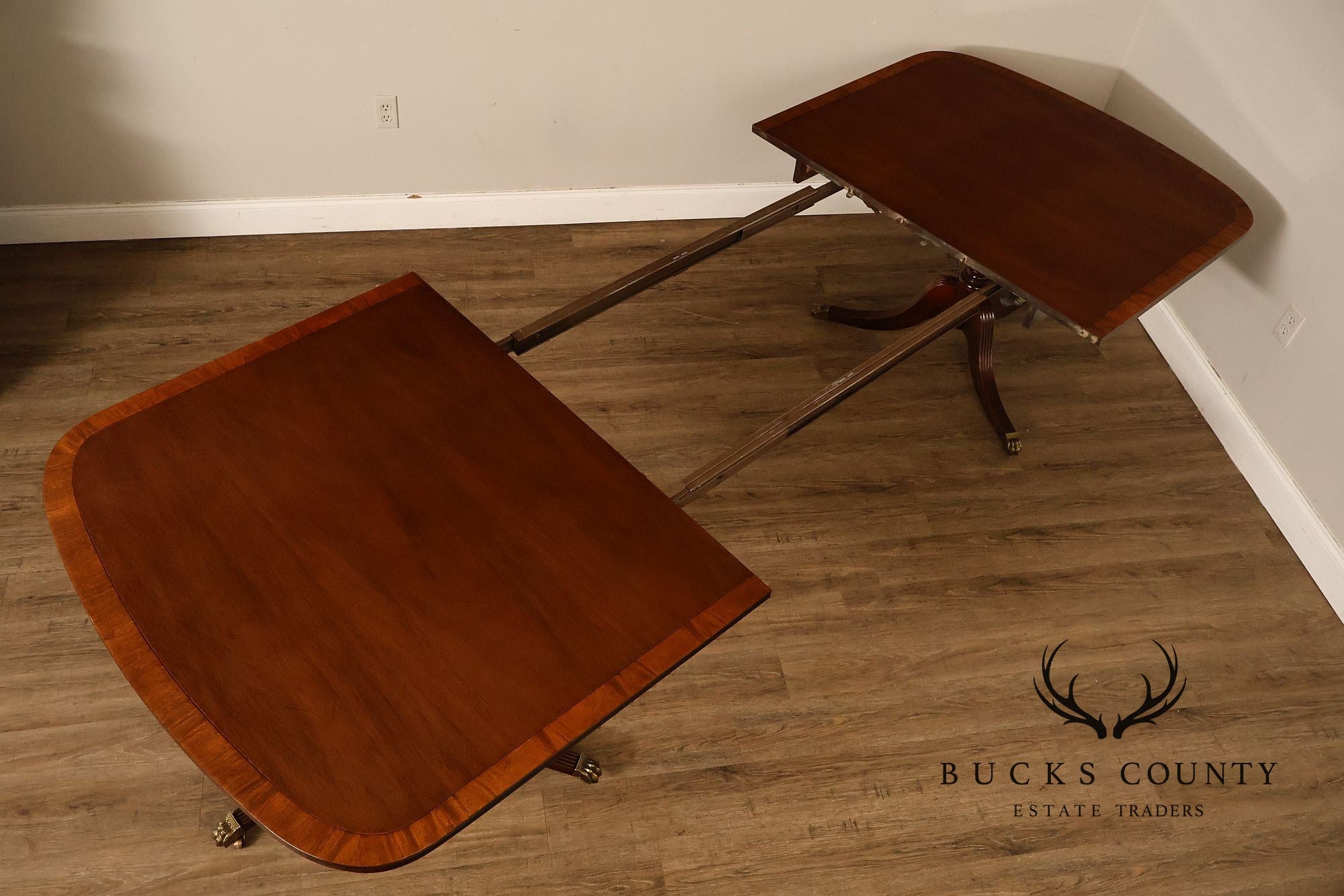 Hickory Chair Banded Mahogany Expandable Dining Table With Two Leaves