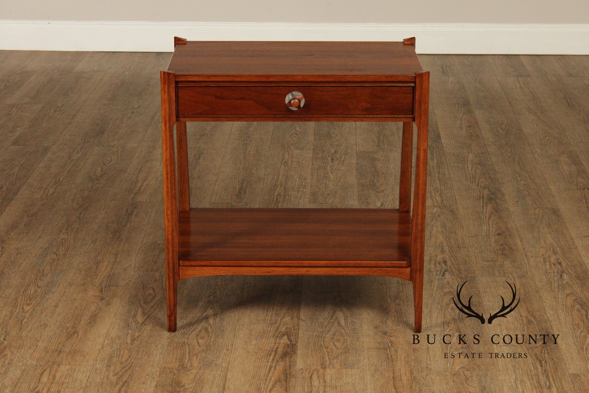 Thomasville Motif Mid Century Modern Walnut Pair Of One Drawer Nightstands