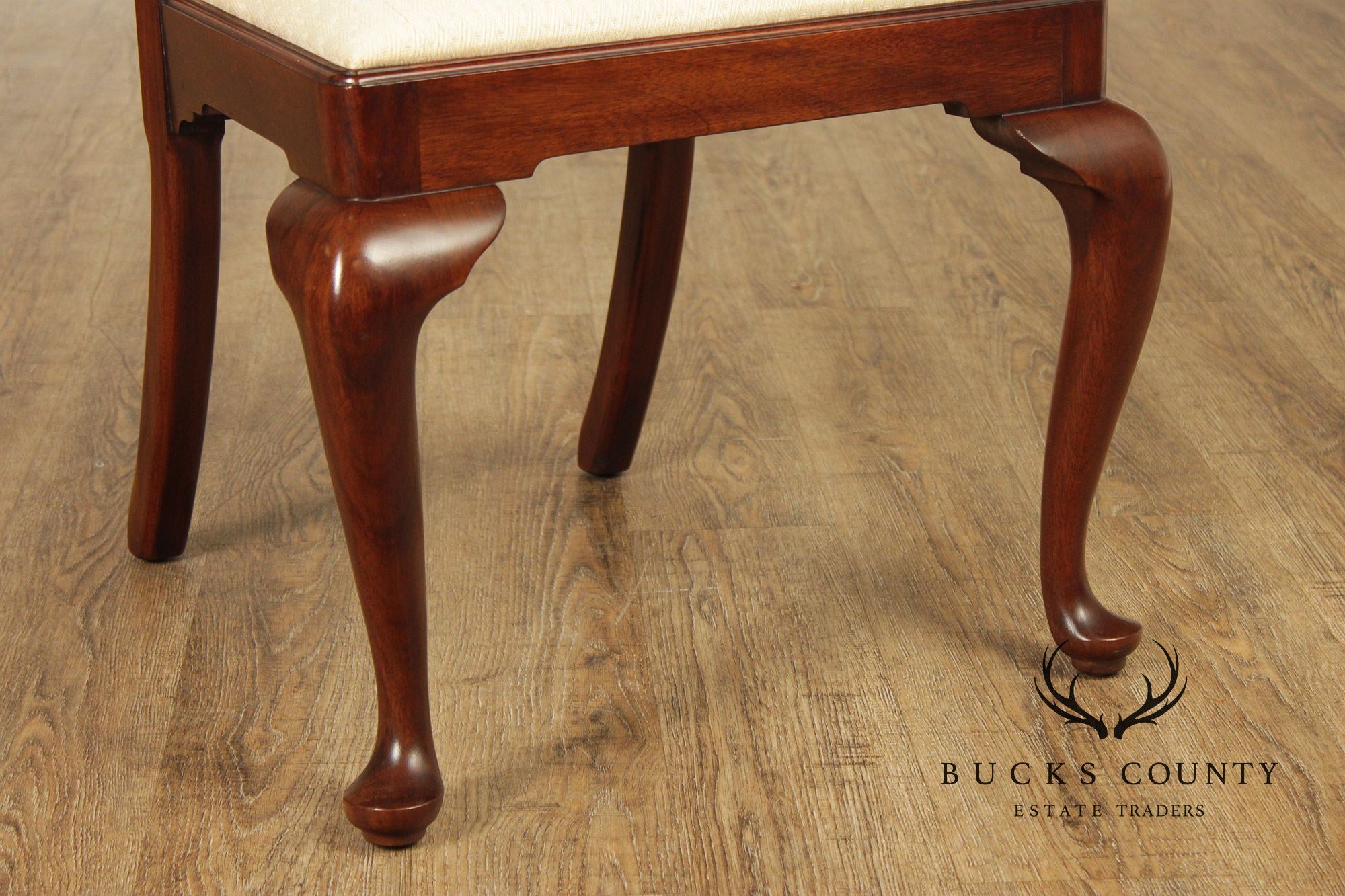 Henkel Harris Queen Anne Style Set of Eight Mahogany Dining Chairs