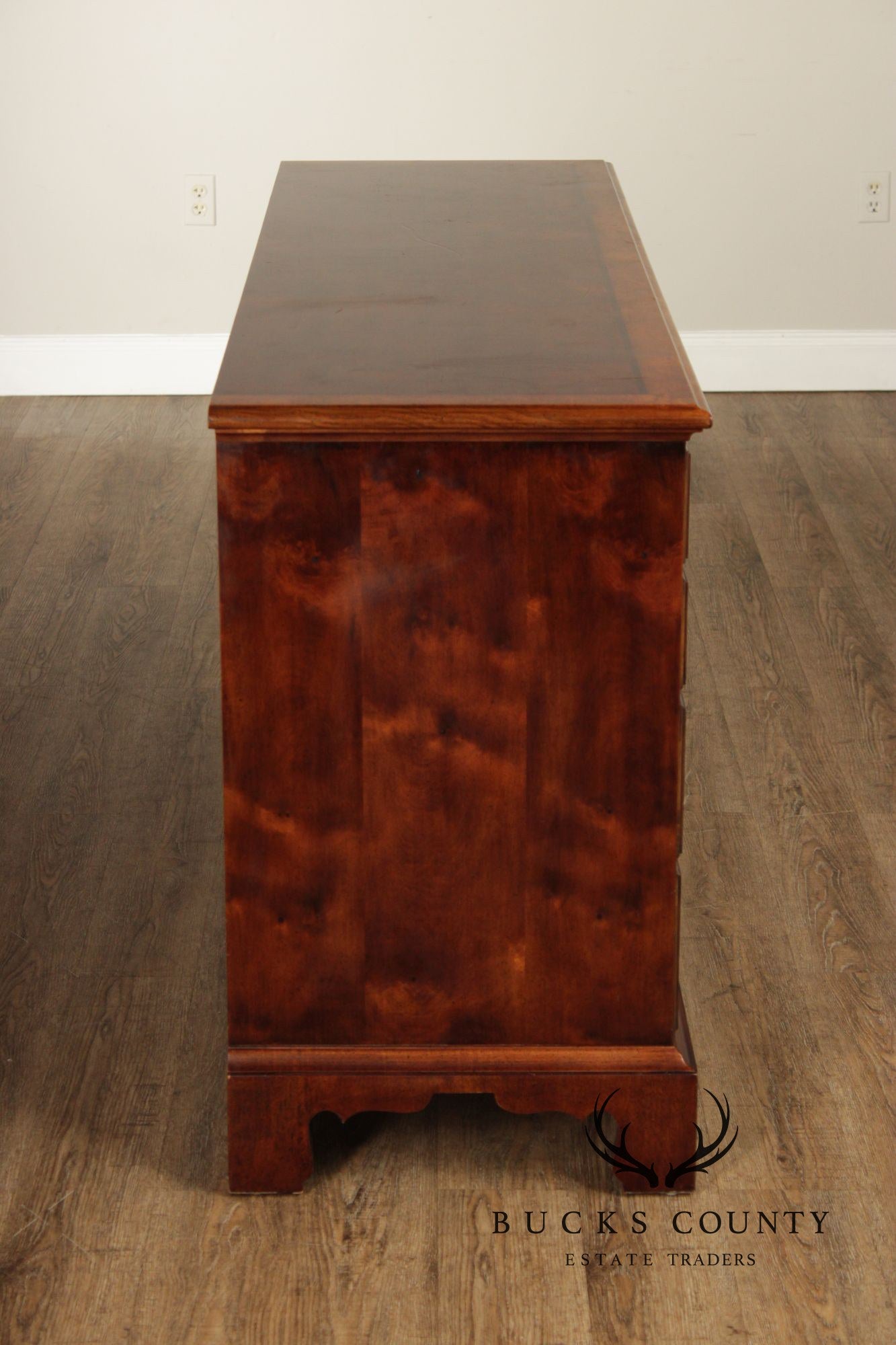 Henredon Aston Court Georgian Style Burled Mahogany Ten Drawer Dresser