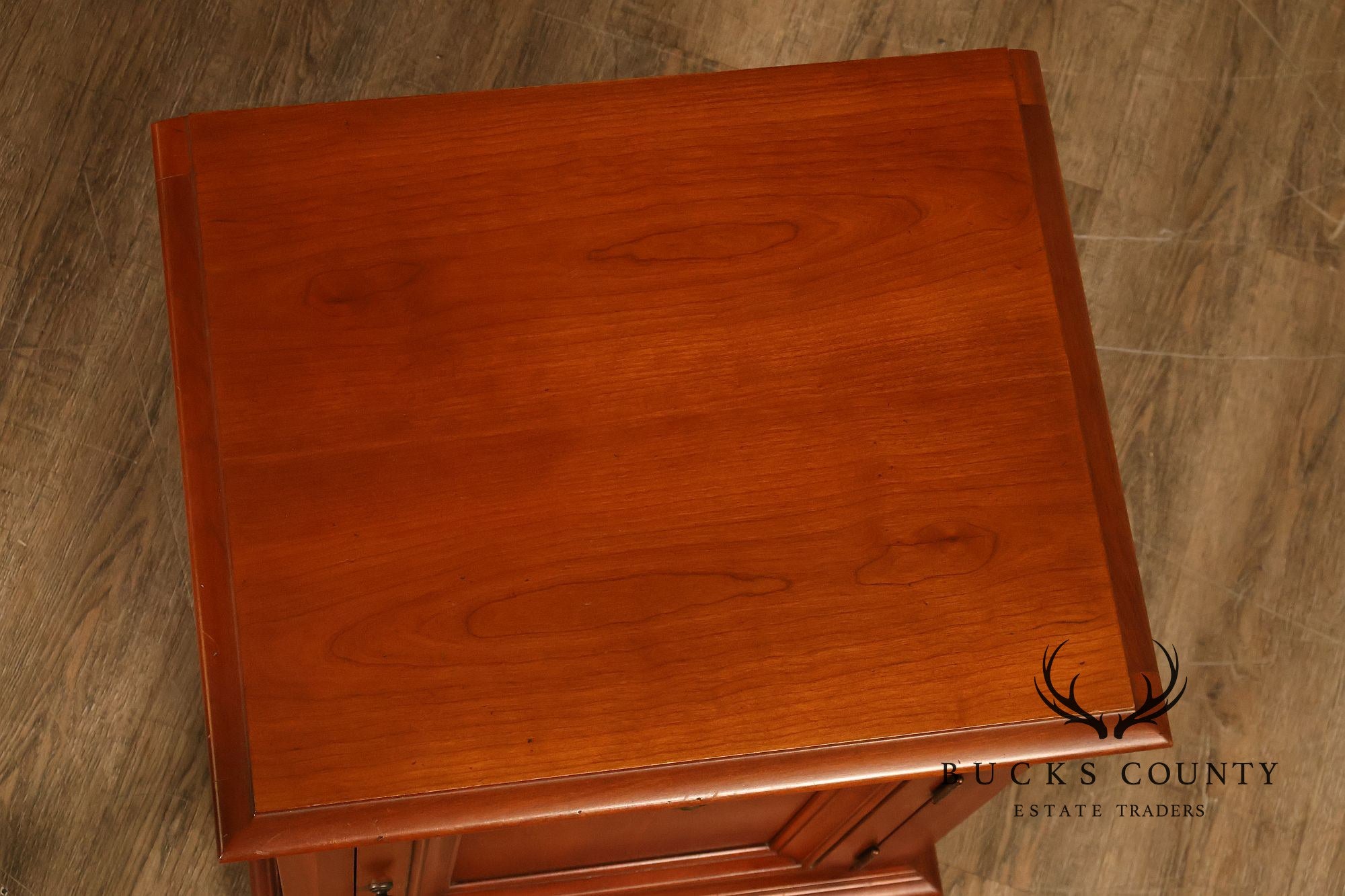 Ethan Allen 'Medallion' Pair of Cherry Bedside Cabinets Nightstands