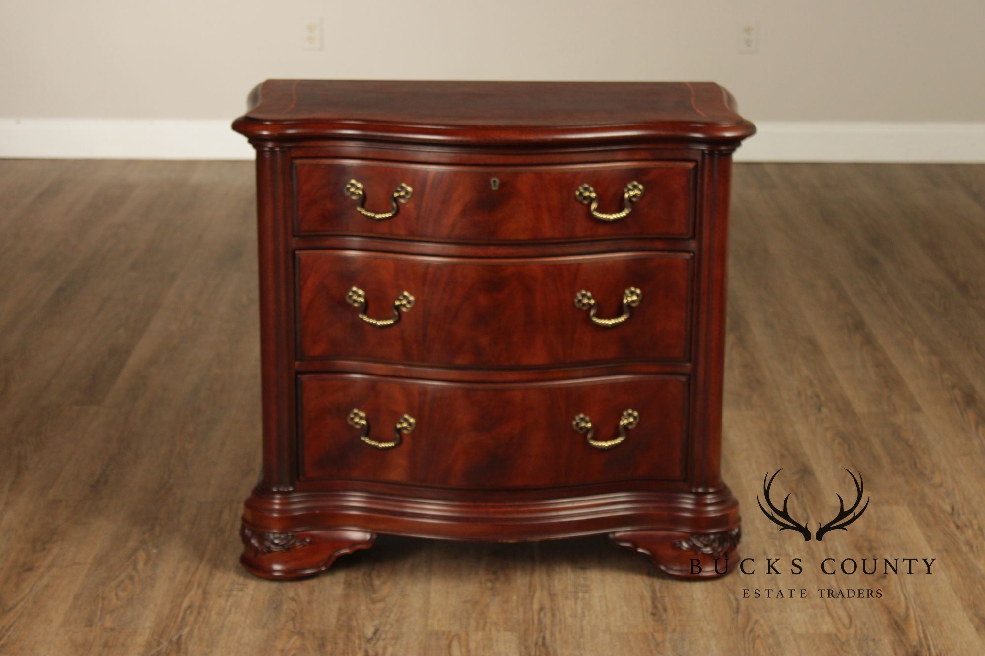 Thomasville 'Kent Park' Pair of Mahogany Nightstands