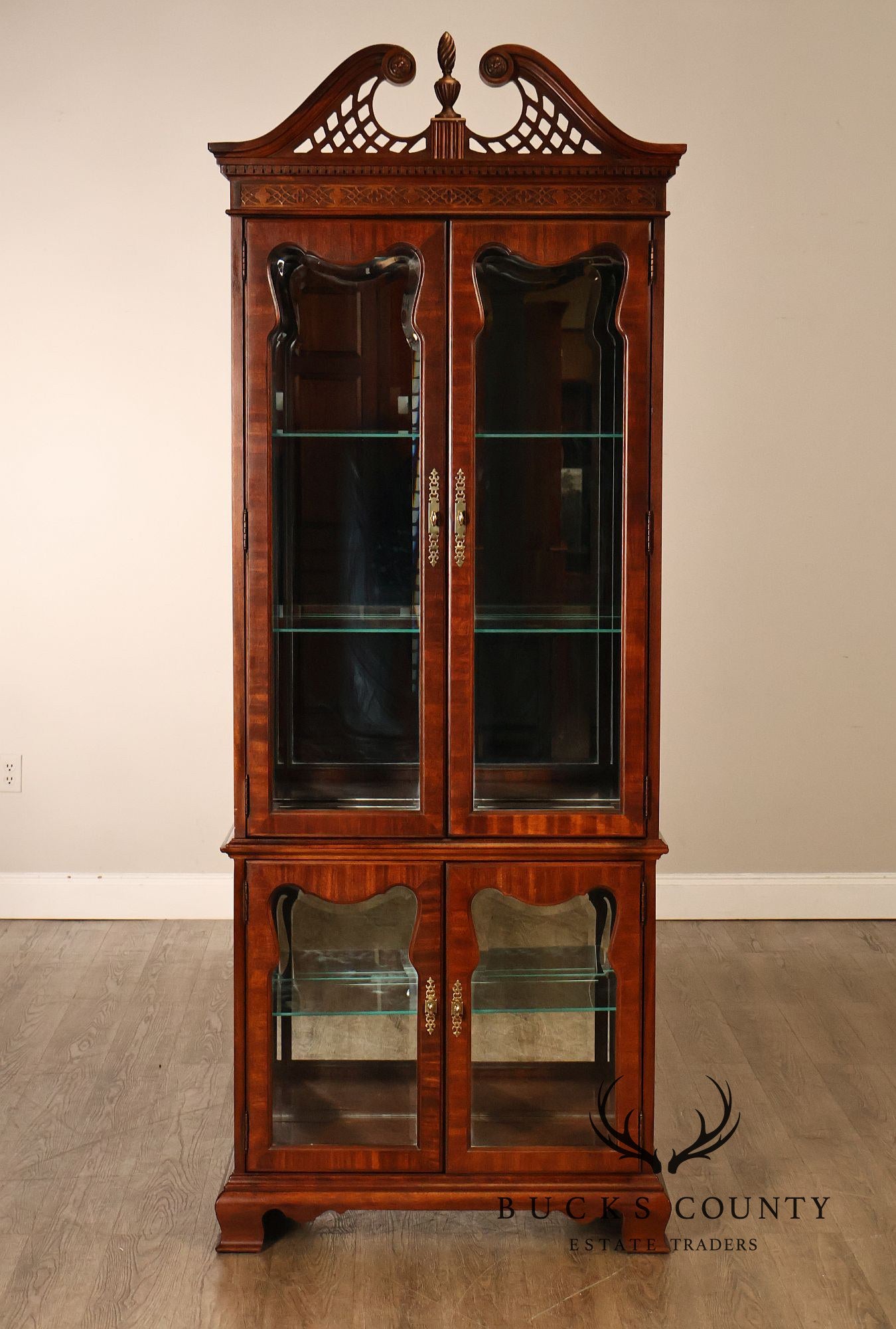 Thomasville Mahogany Chippendale Style Lighted Curio Display Cabinet