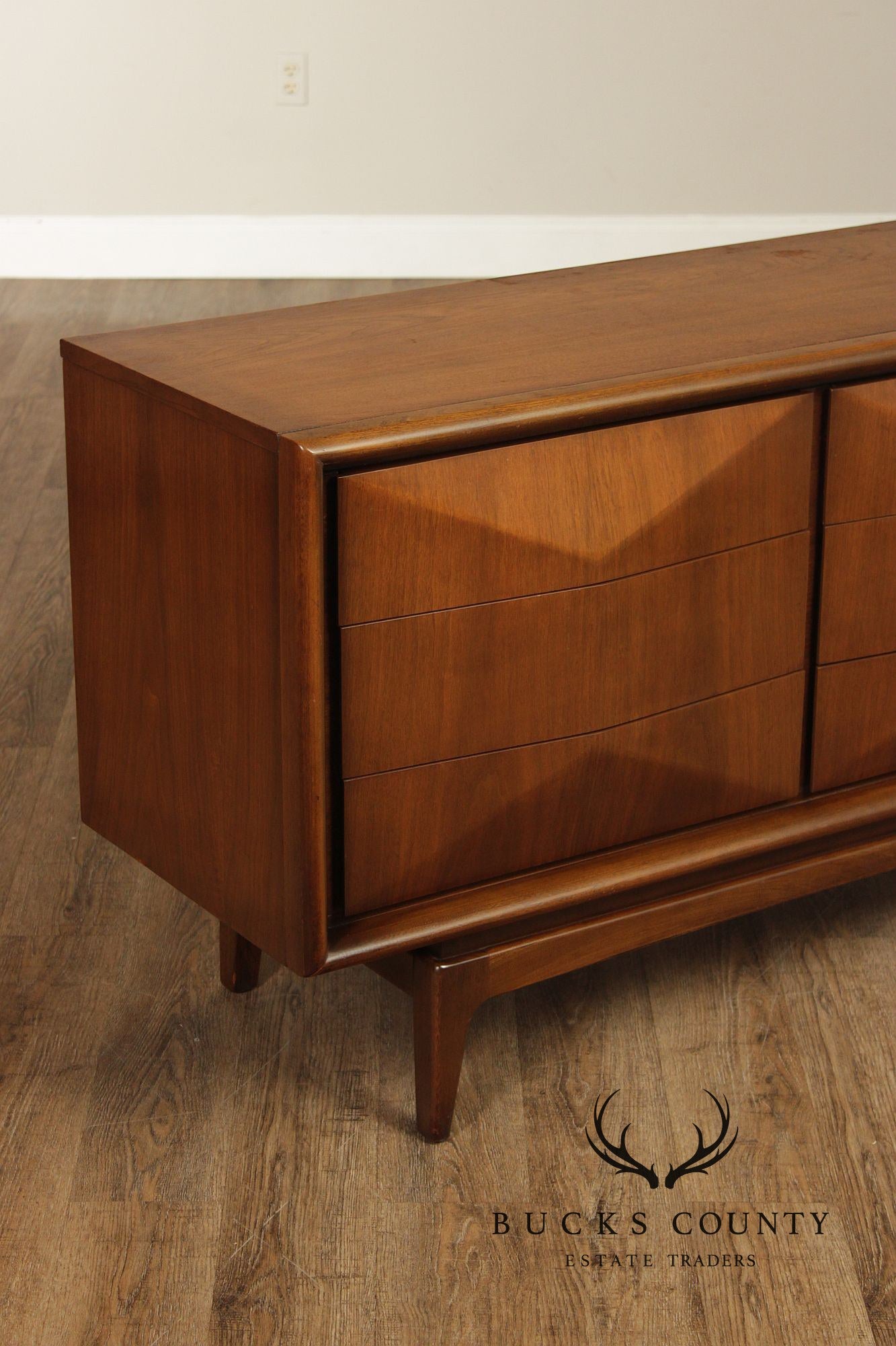 United Furniture Mid-Century Modern Walnut Diamond Front 9-Drawer Dresser