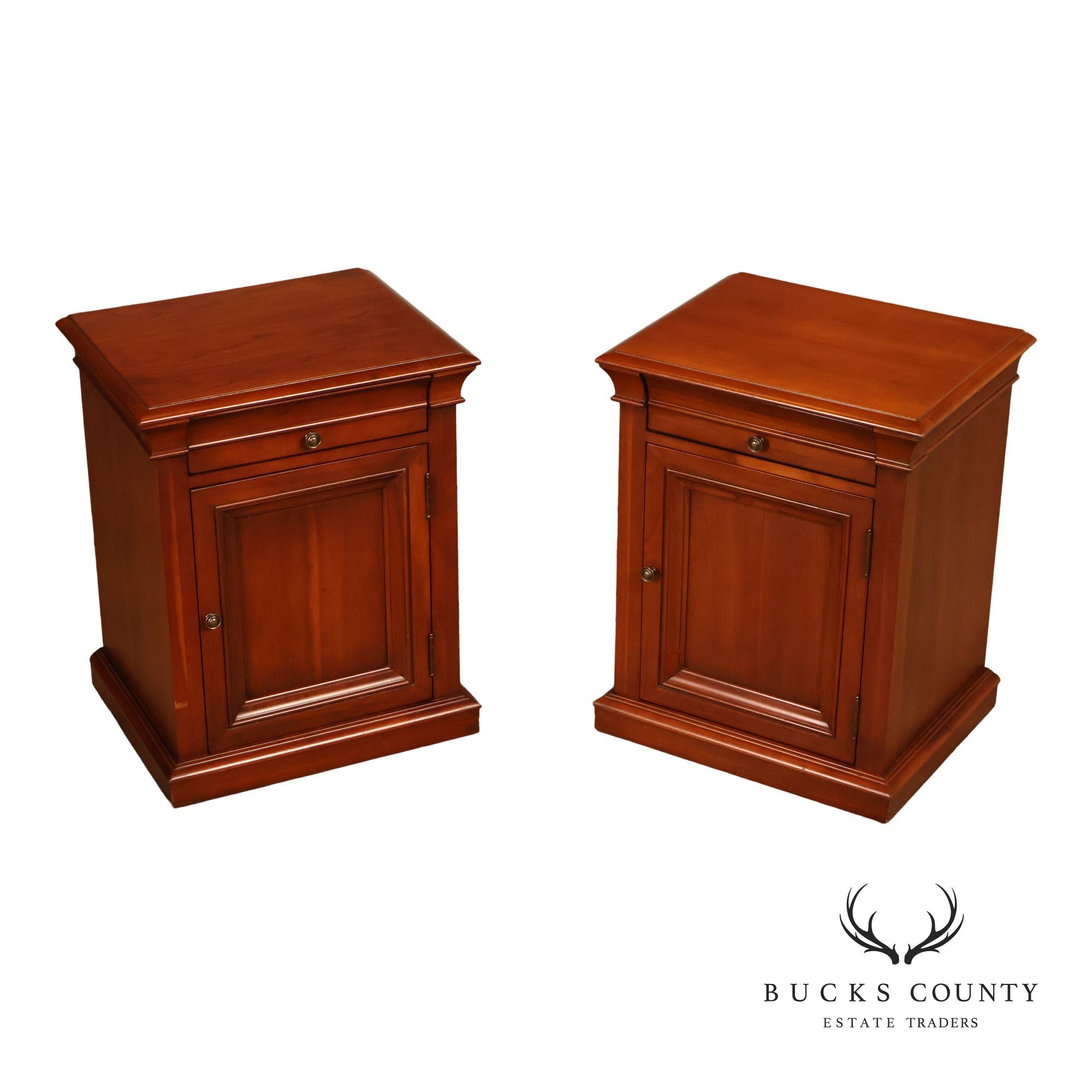 Ethan Allen 'Medallion' Pair of Cherry Bedside Cabinets Nightstands