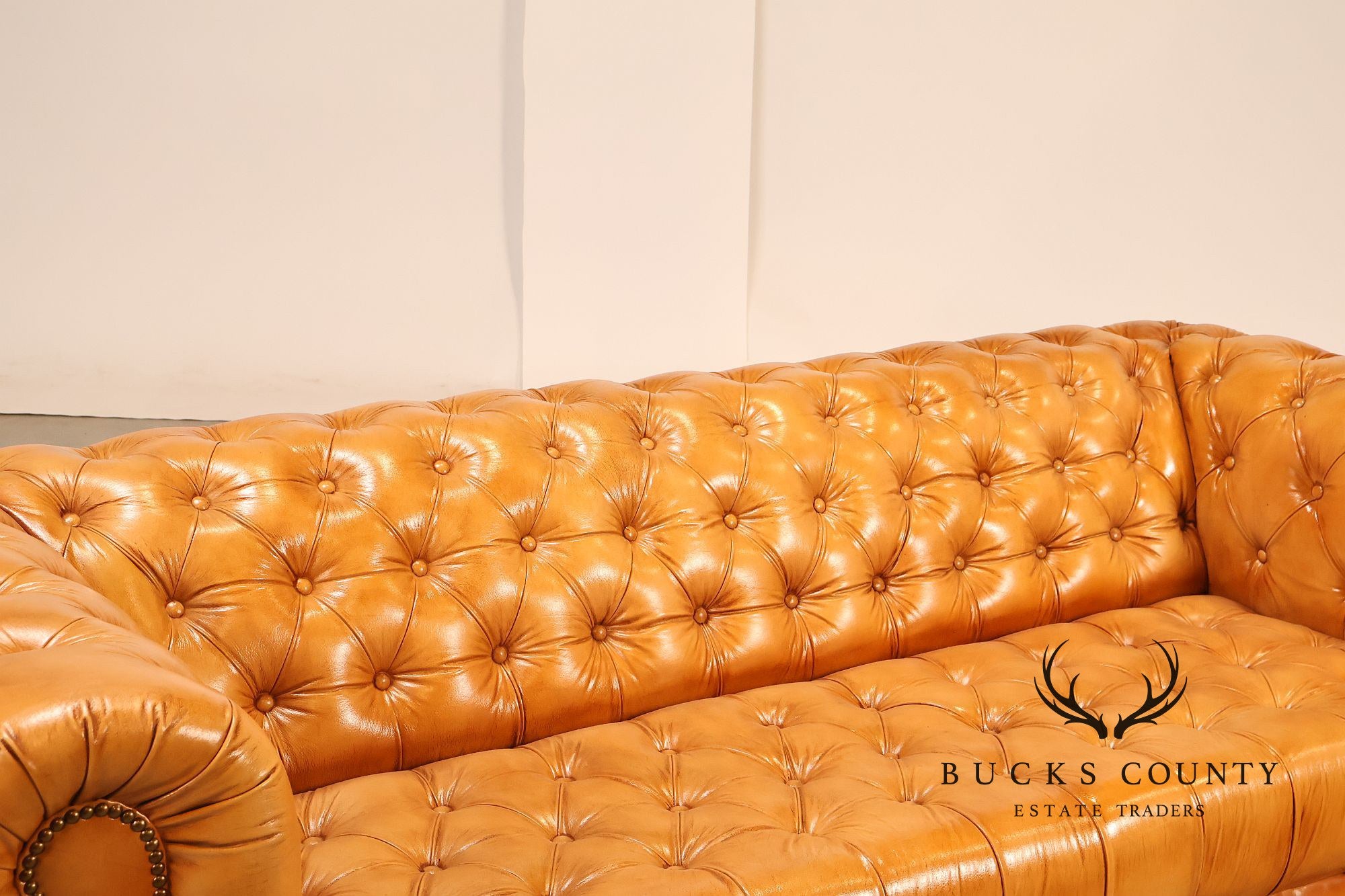 English Traditional Style Leather 'Cheyenne' Chesterfield Sofa
