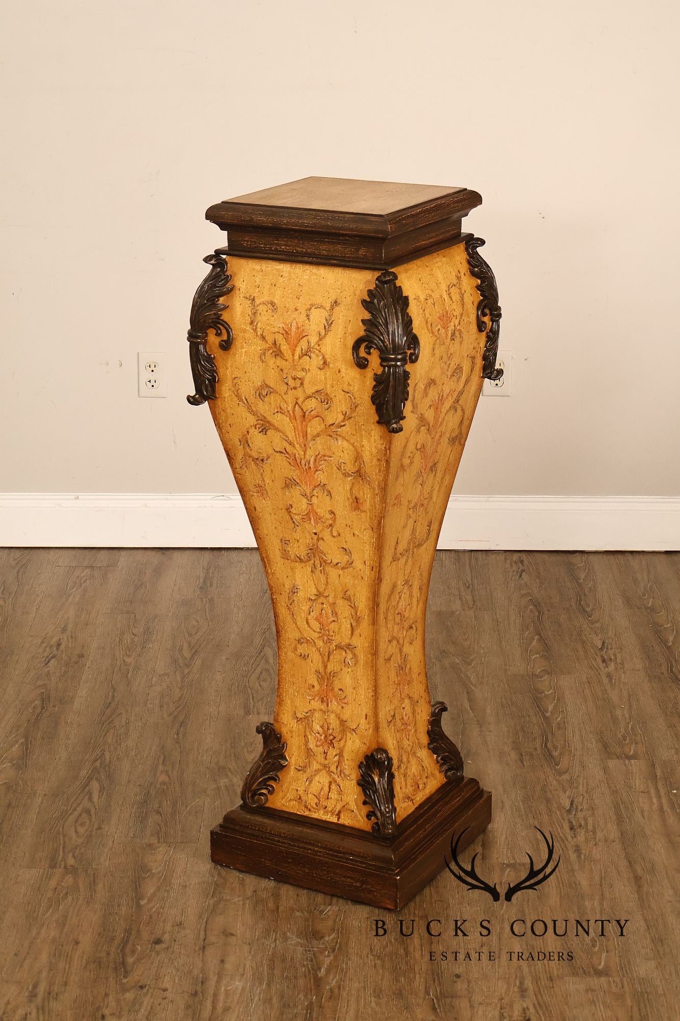 Neoclassical Style Pair Of Painted Pedestal Stands With Acanthus Leaf Decoration