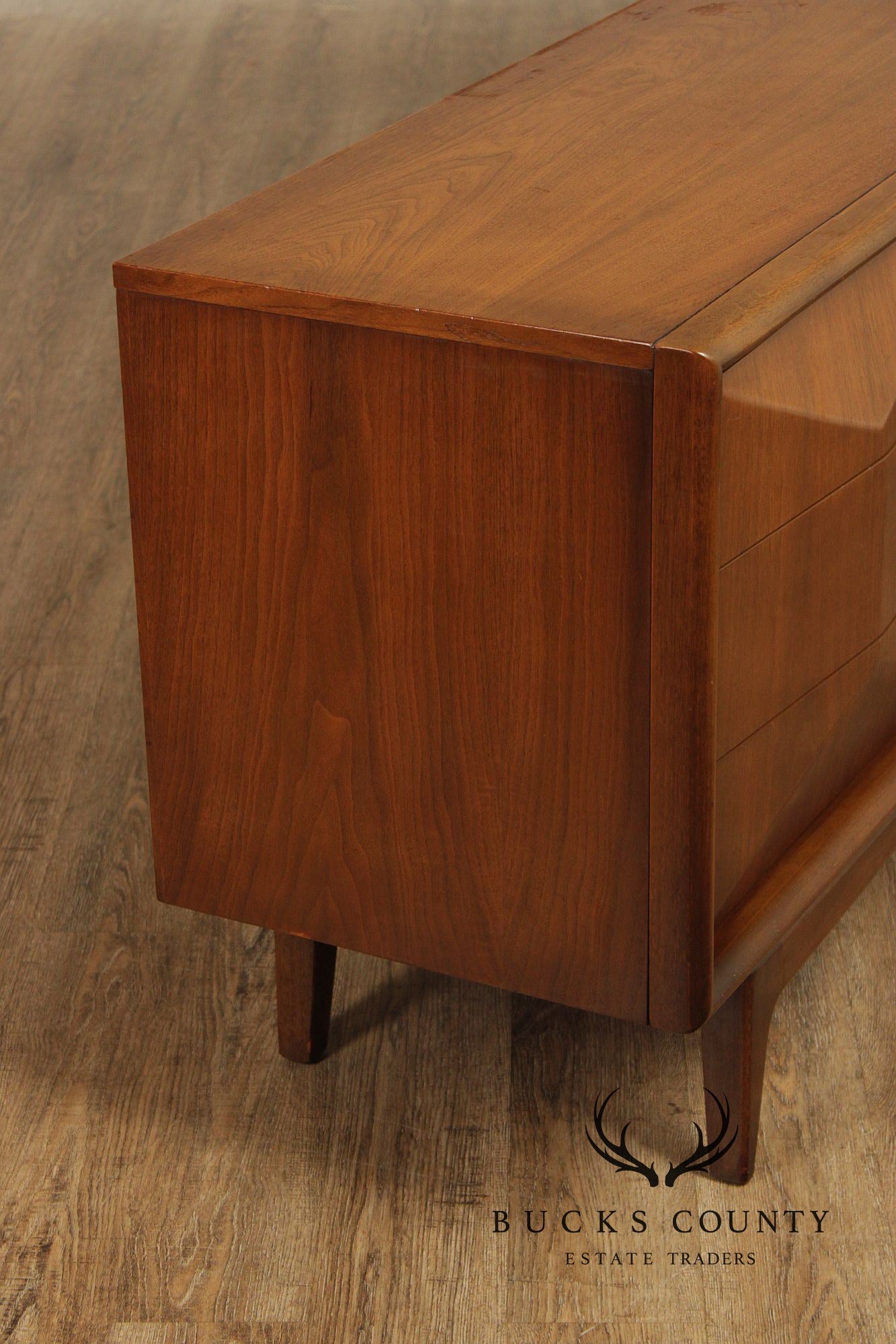 United Furniture Mid-Century Modern Walnut Diamond Front 9-Drawer Dresser