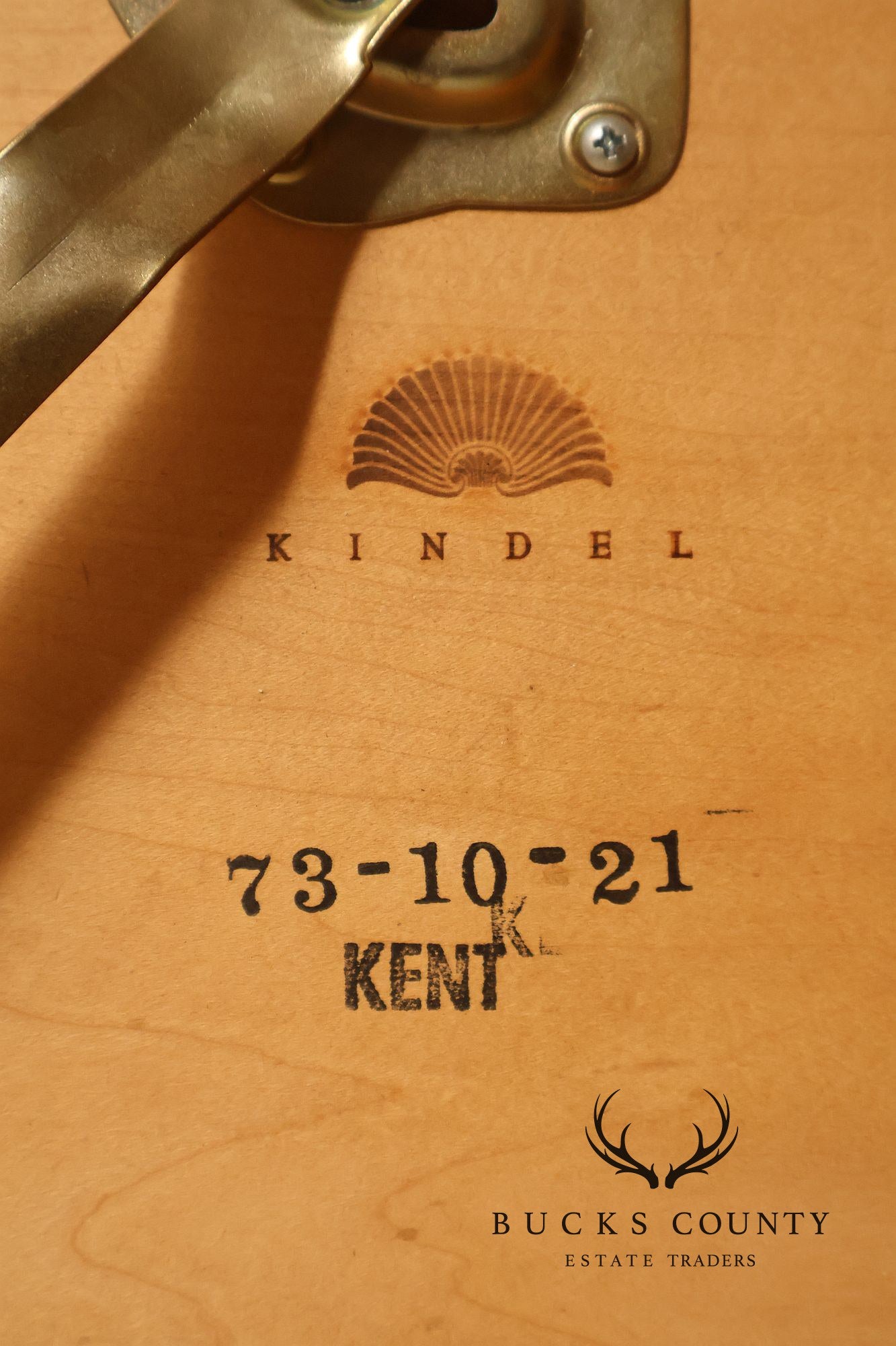 Kindel Kent Mahogany Banded Oval Dining Table with Three Leaves