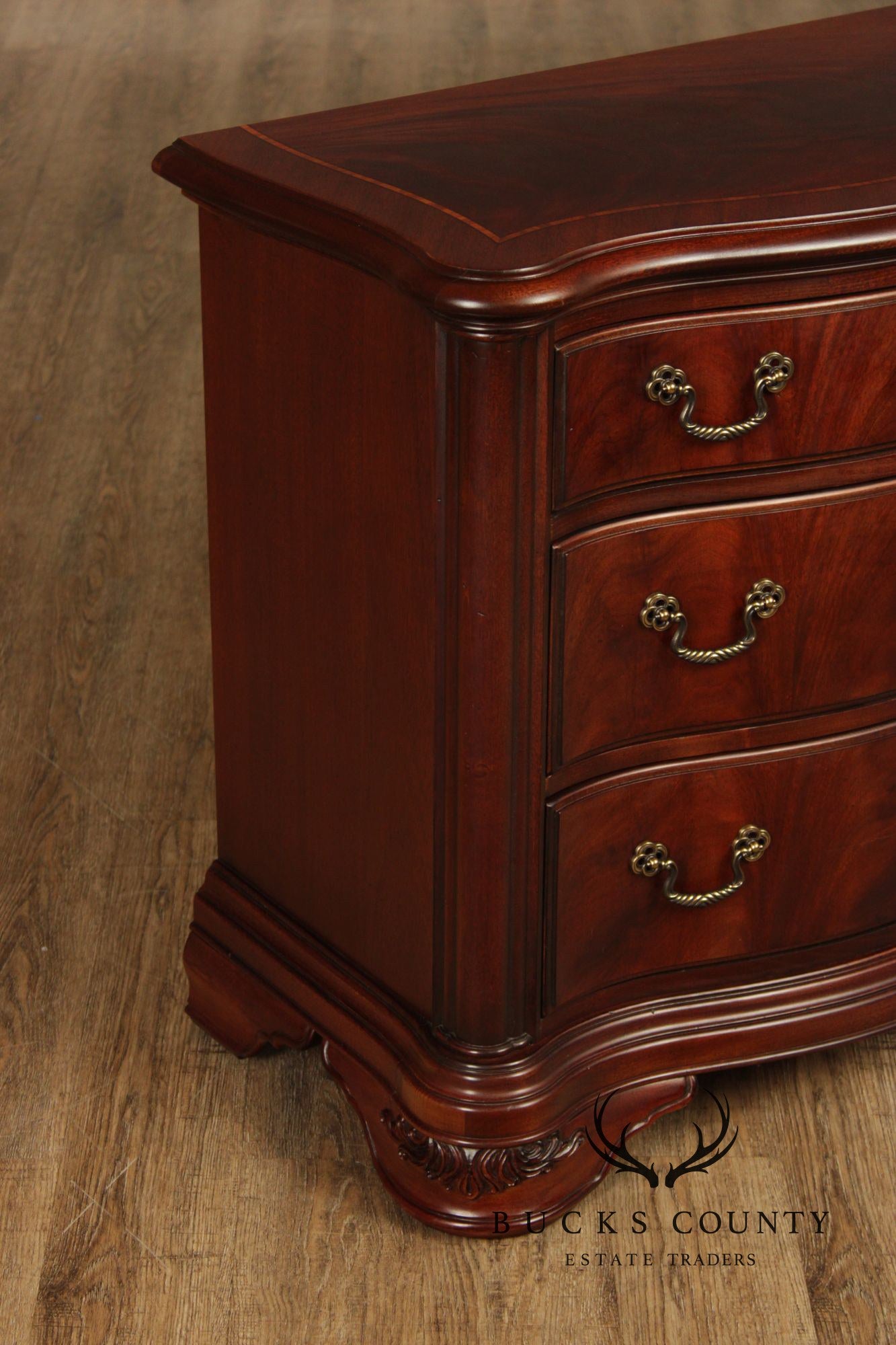 Thomasville 'Kent Park' Pair of Mahogany Nightstands