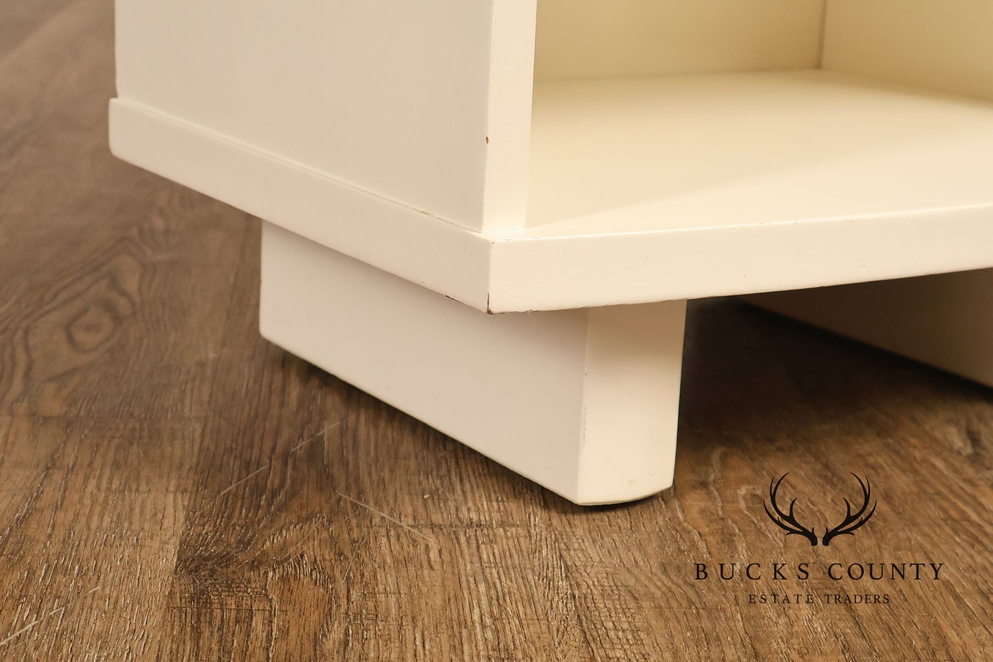 Rway Mid Century Modern Pair of White Lacquer Nightstands