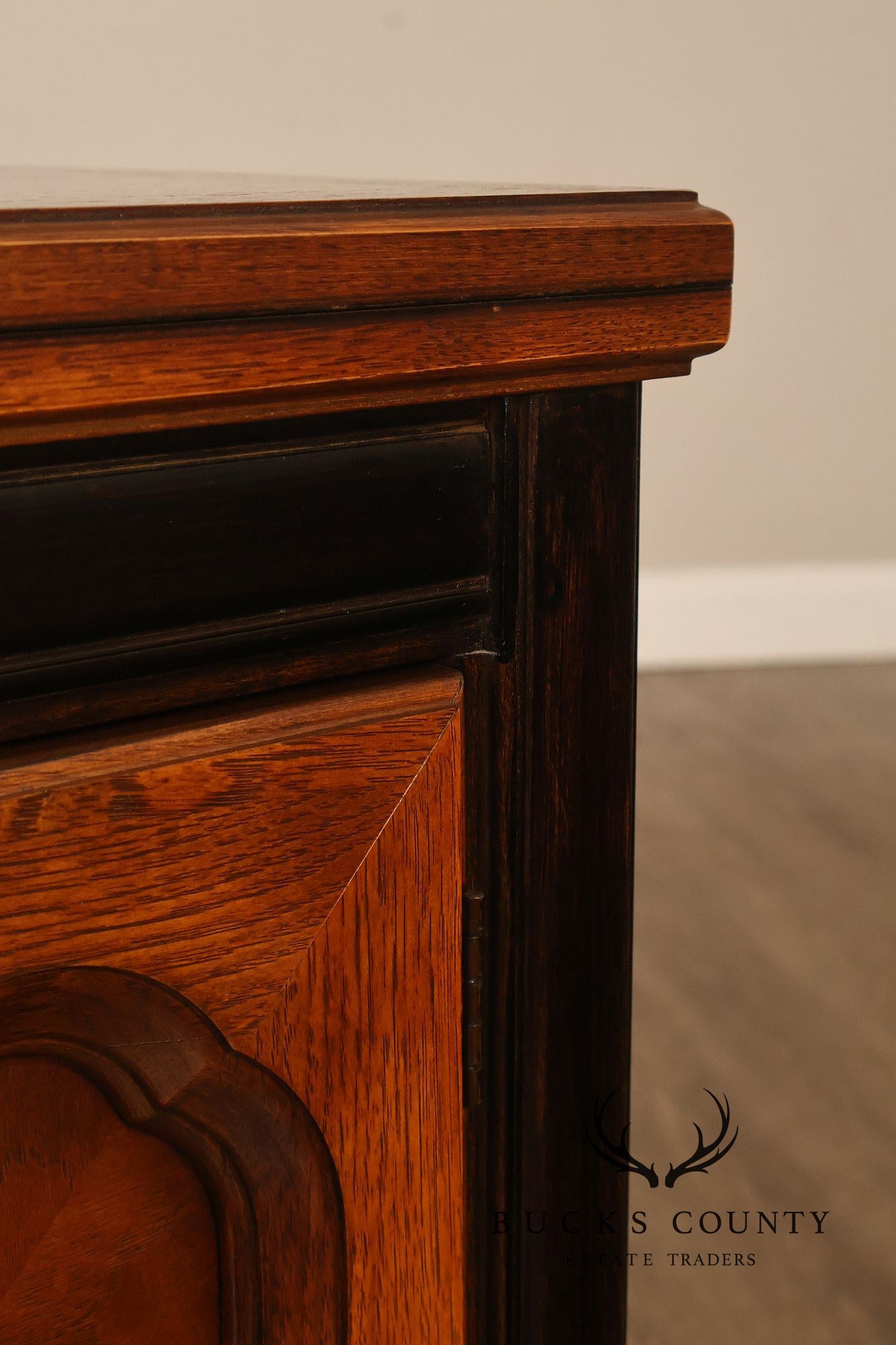 Thomasville 'Embassy' Asian Inspired Flip-Top Server