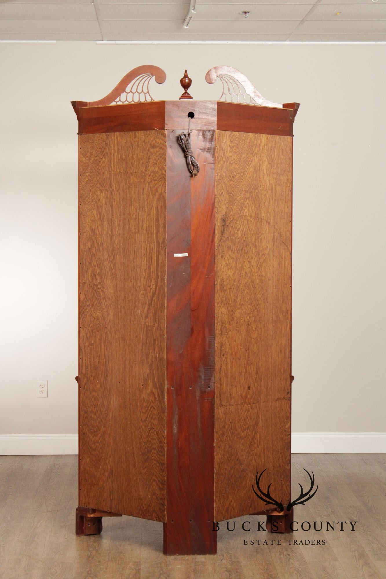 Stickley Georgian Style Pair of Mahogany Corner Cabinets