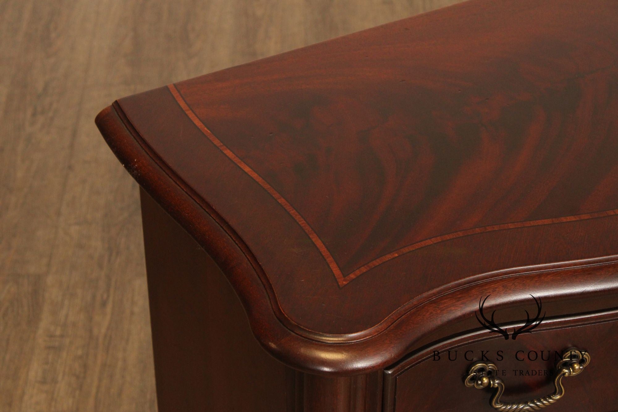Thomasville 'Kent Park' Pair of Mahogany Nightstands