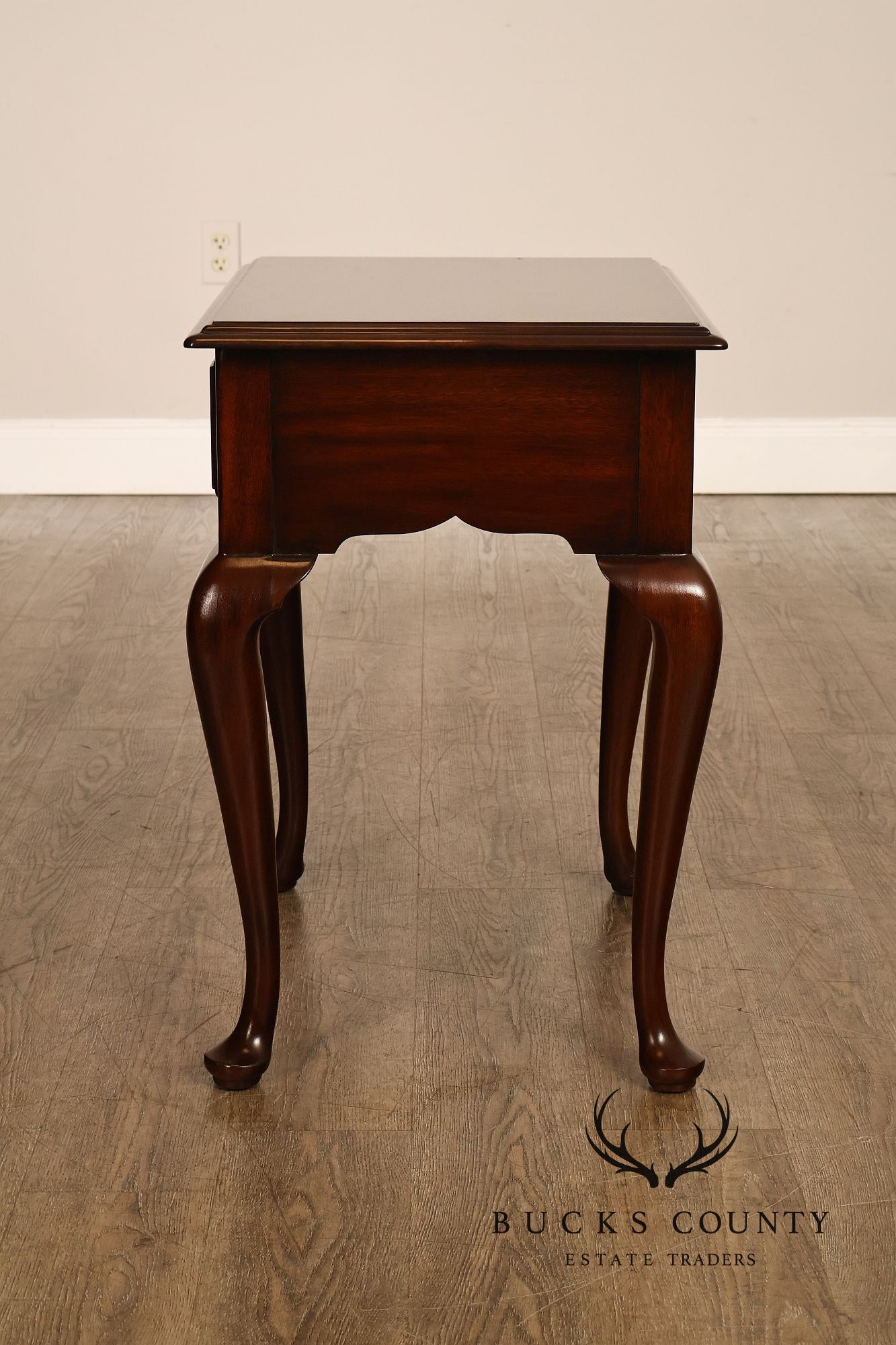 Henkel Harris Virginia Galleries Queen Anne Style Pair Of Mahogany One Drawer Nightstands