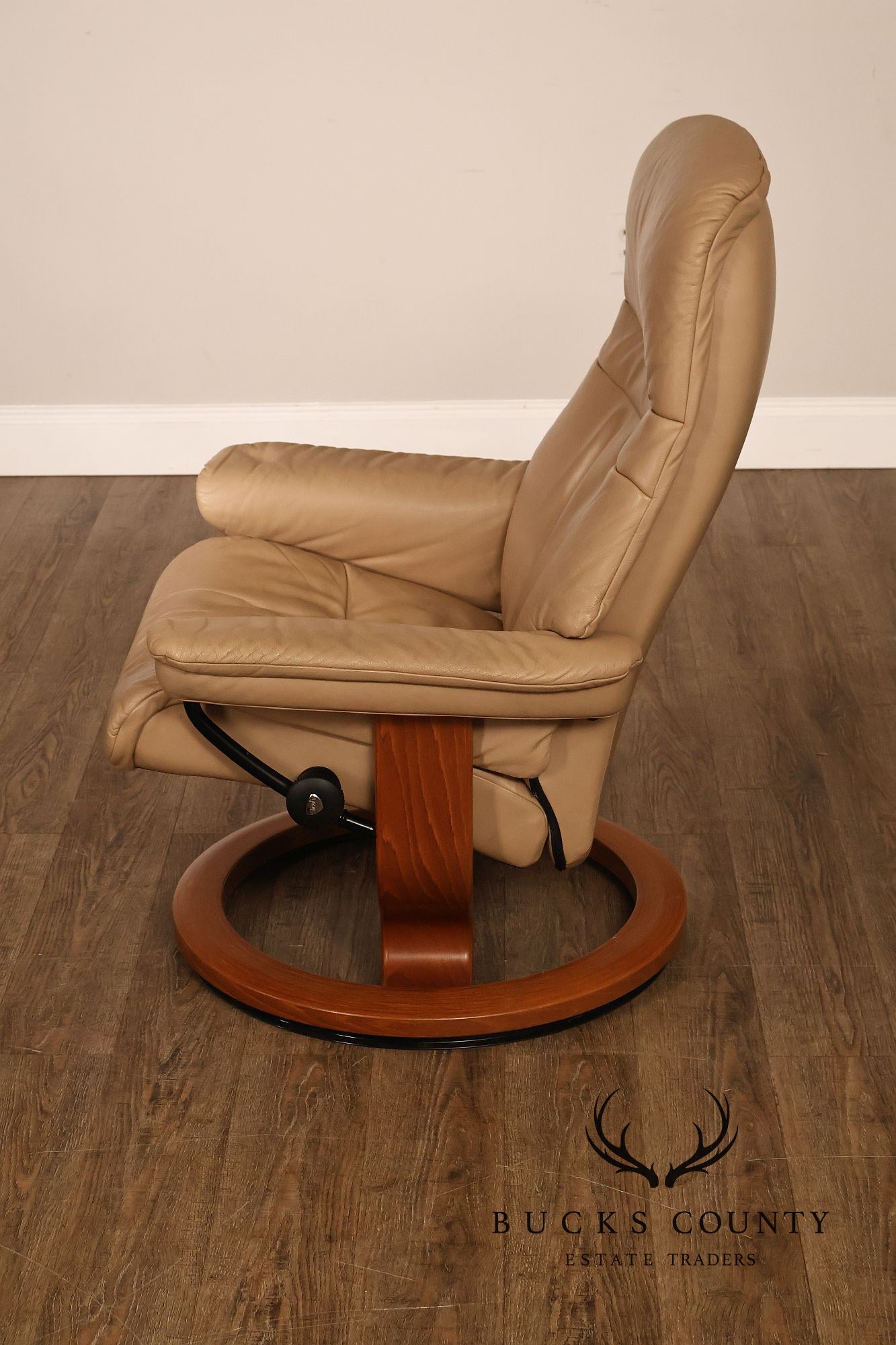 Ekornes Stressless Modern Leather Recliner And Ottoman