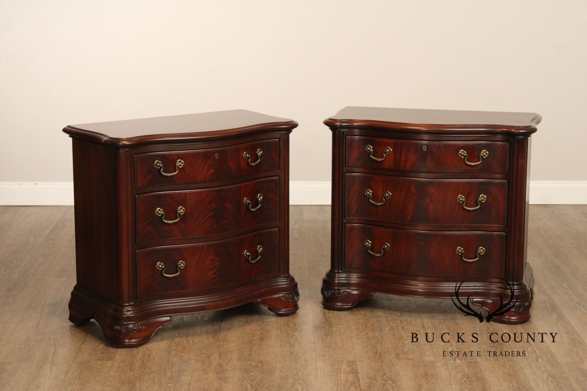 Thomasville 'Kent Park' Pair of Mahogany Nightstands