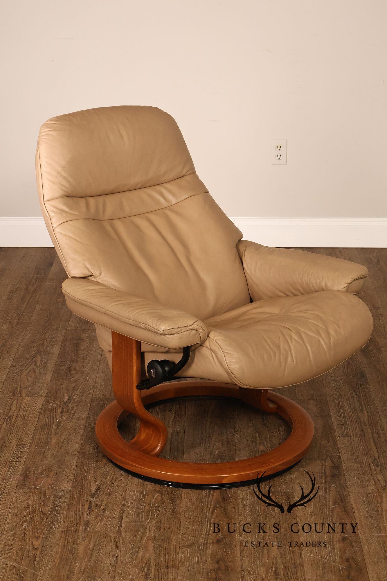 Ekornes Stressless Modern Leather Recliner And Ottoman