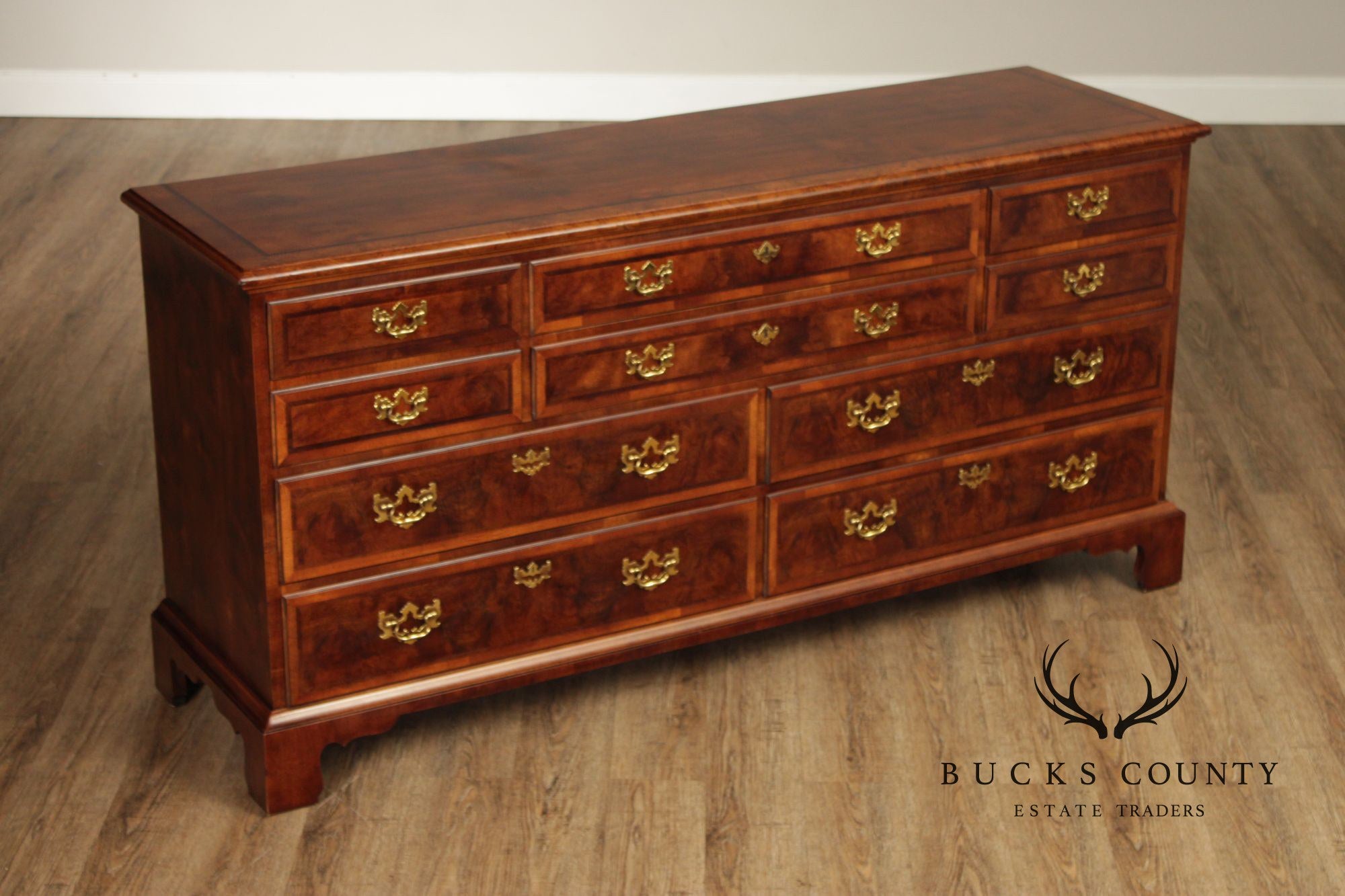 Henredon Aston Court Georgian Style Burled Mahogany Ten Drawer Dresser