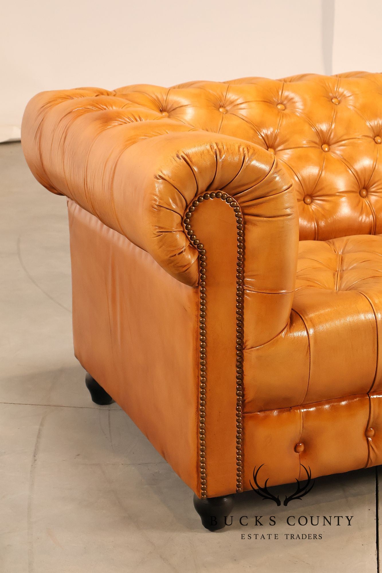 English Traditional Style Leather 'Cheyenne' Chesterfield Sofa