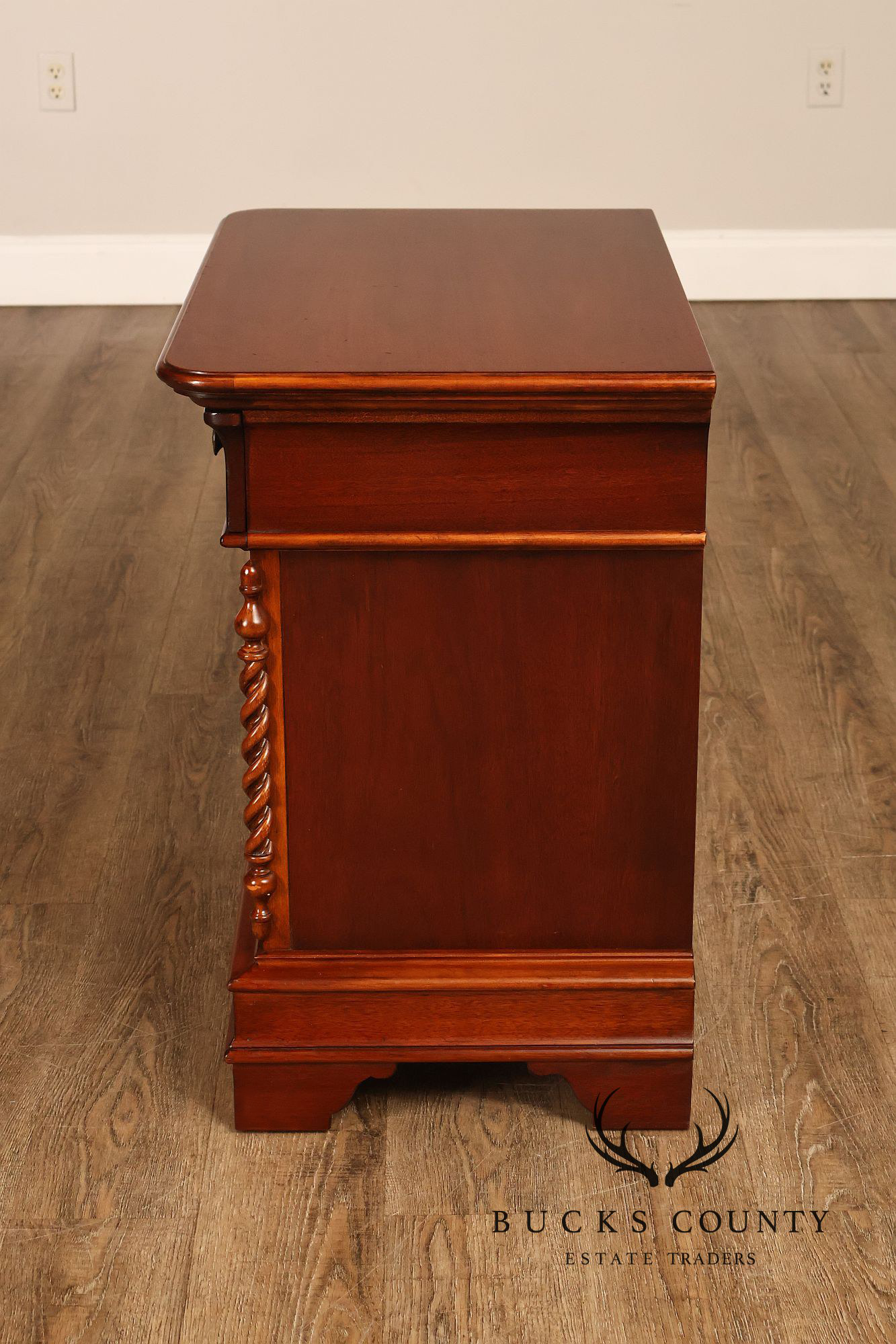Lexington 'Vestiges' Pair of Mahogany Nightstands