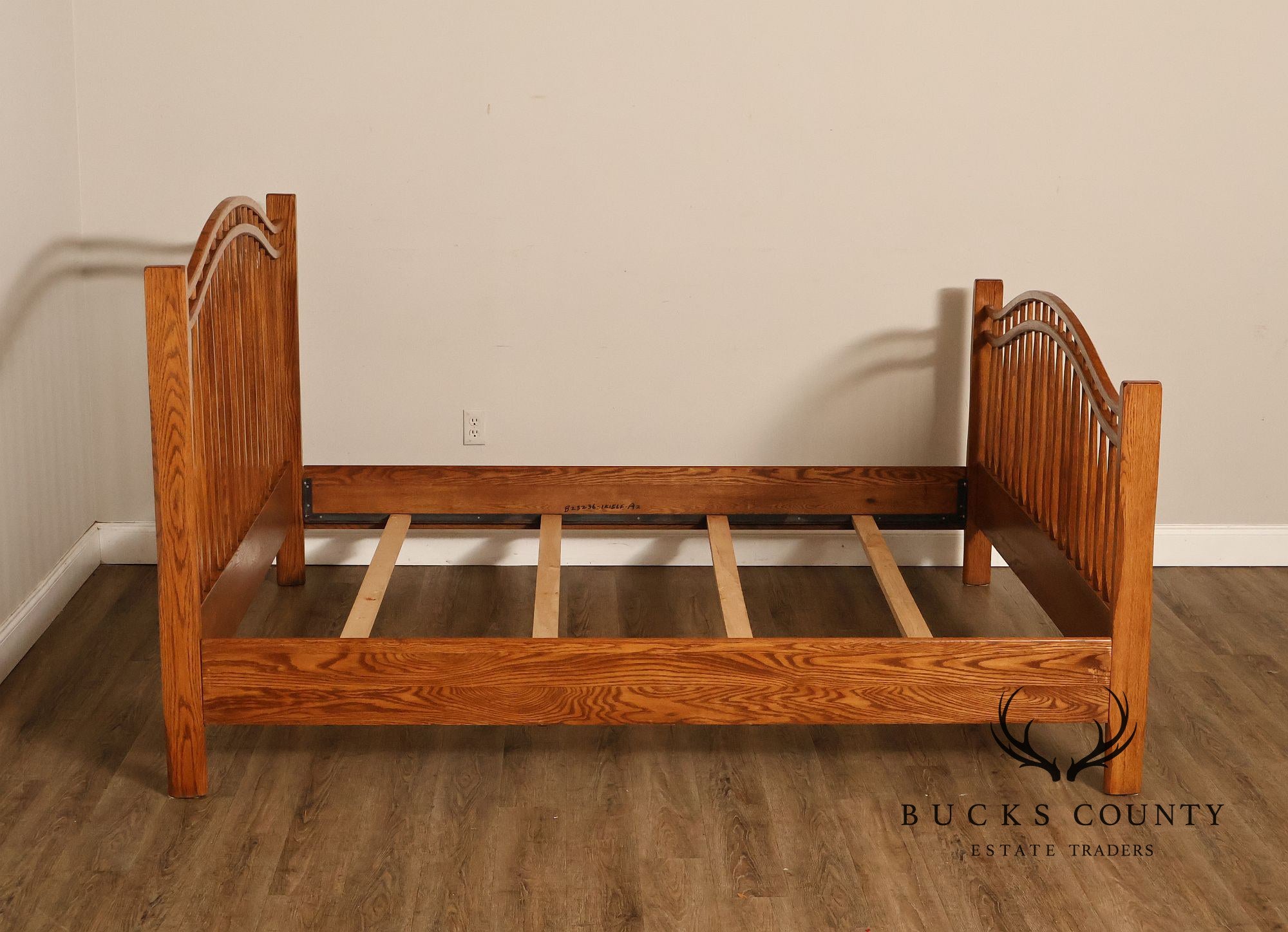 Hunt Country Furniture Windsor Style Oak King Size Bed