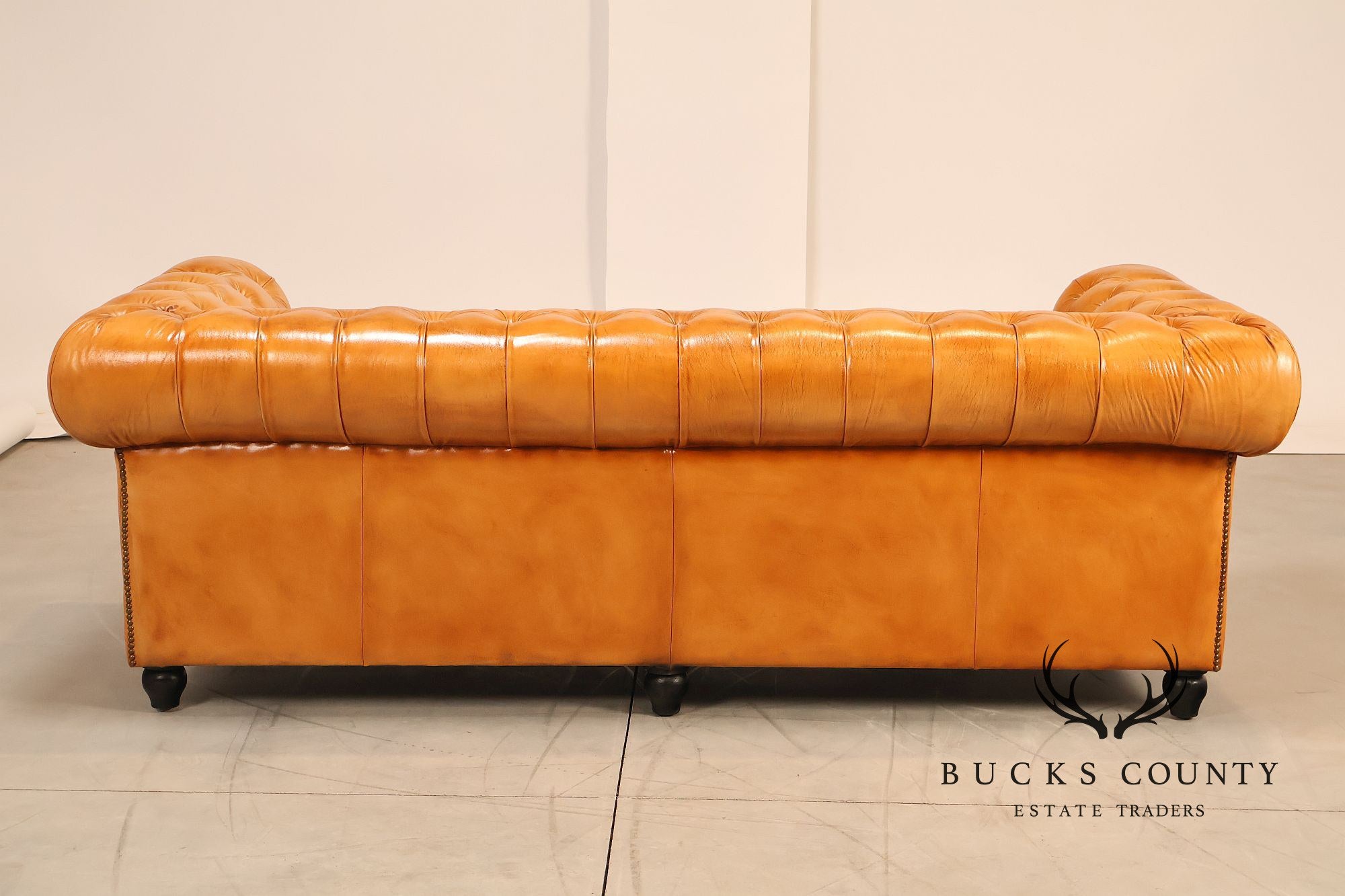 English Traditional Style Leather 'Cheyenne' Chesterfield Sofa