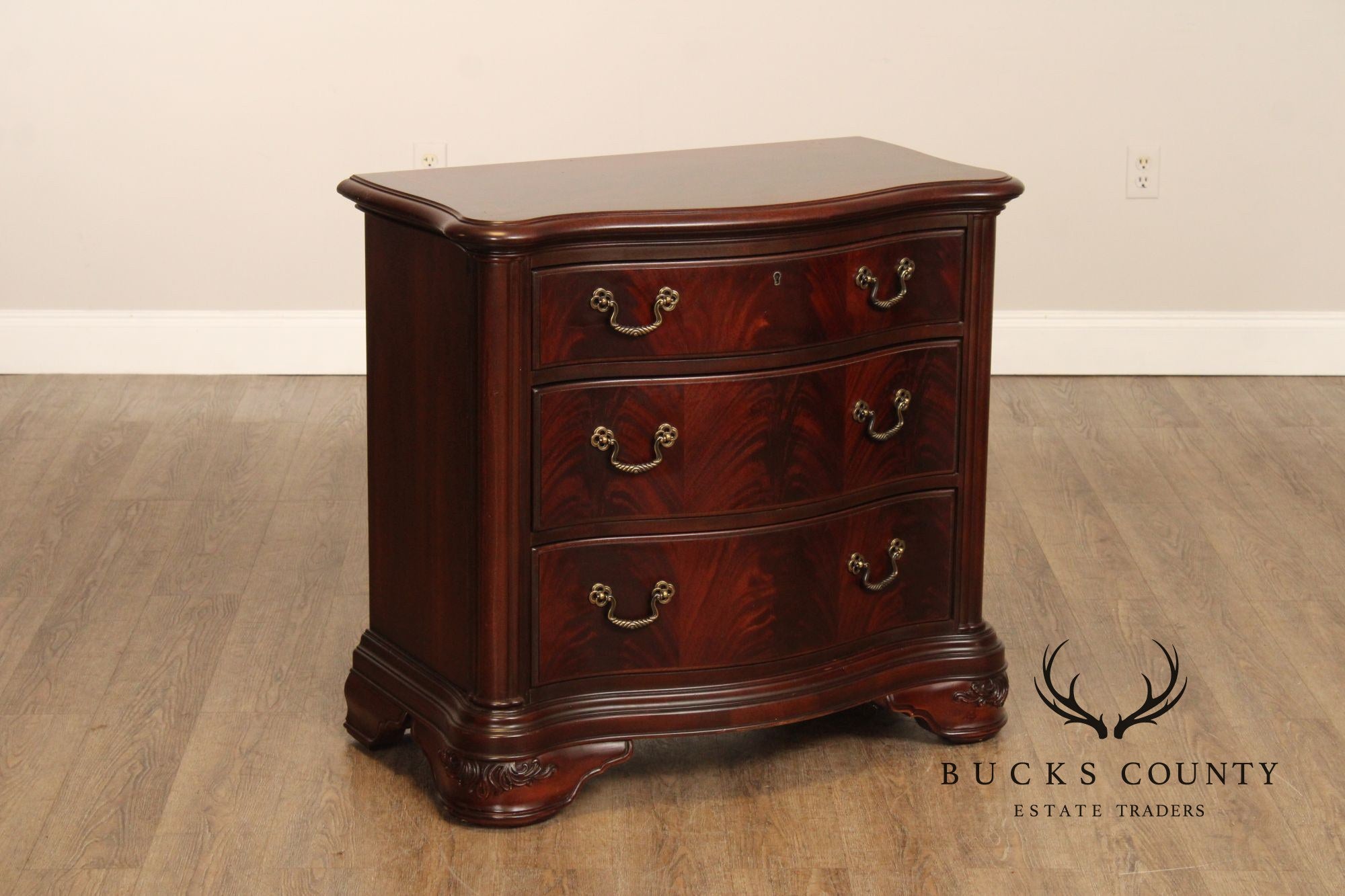 Thomasville 'Kent Park' Pair of Mahogany Nightstands
