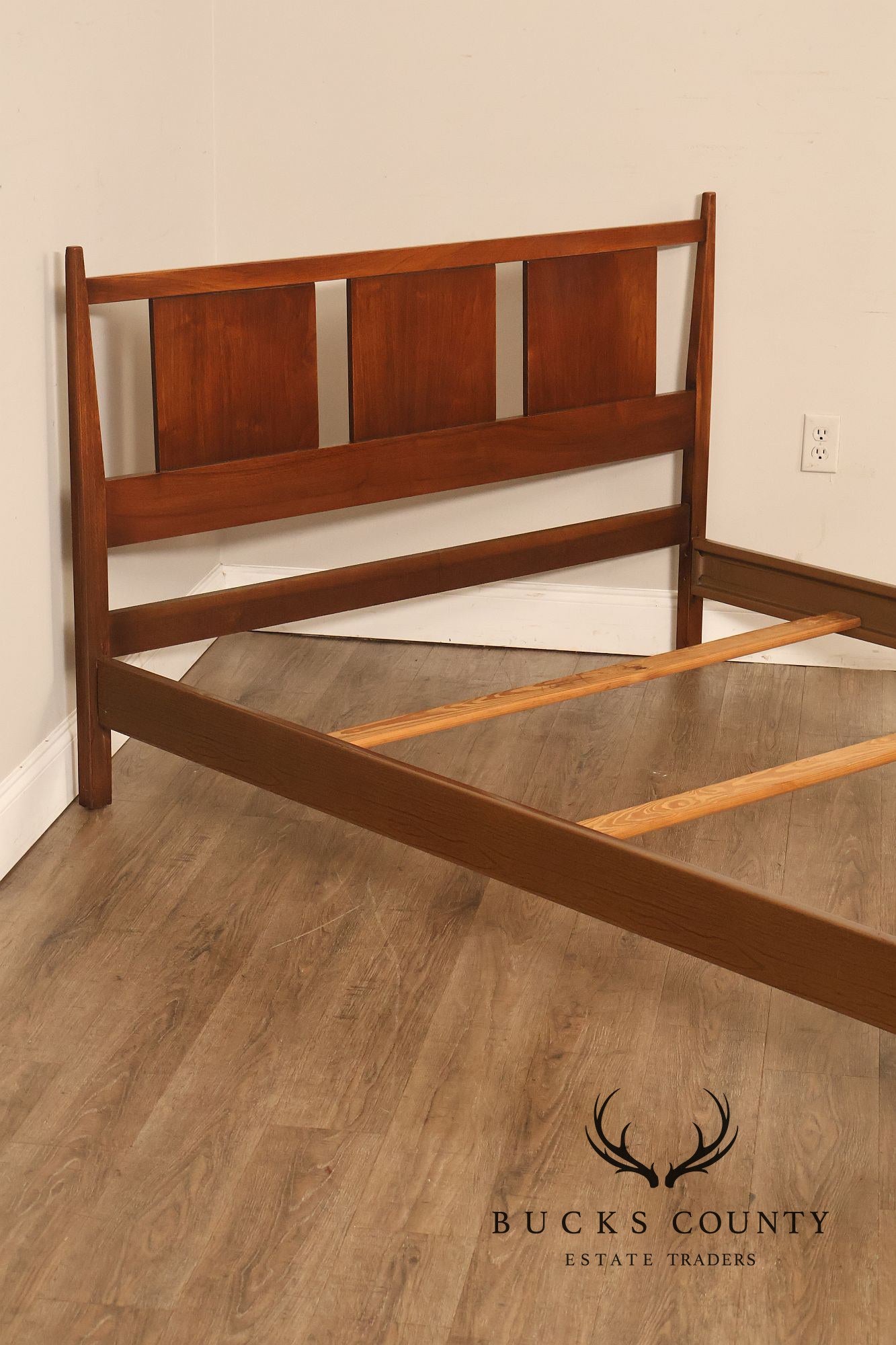 Vintage Lane Mid-Century Modern Walnut Full Size Bed