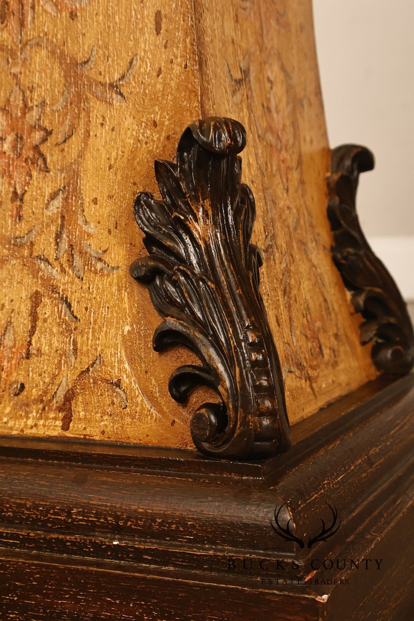Neoclassical Style Pair Of Painted Pedestal Stands With Acanthus Leaf Decoration