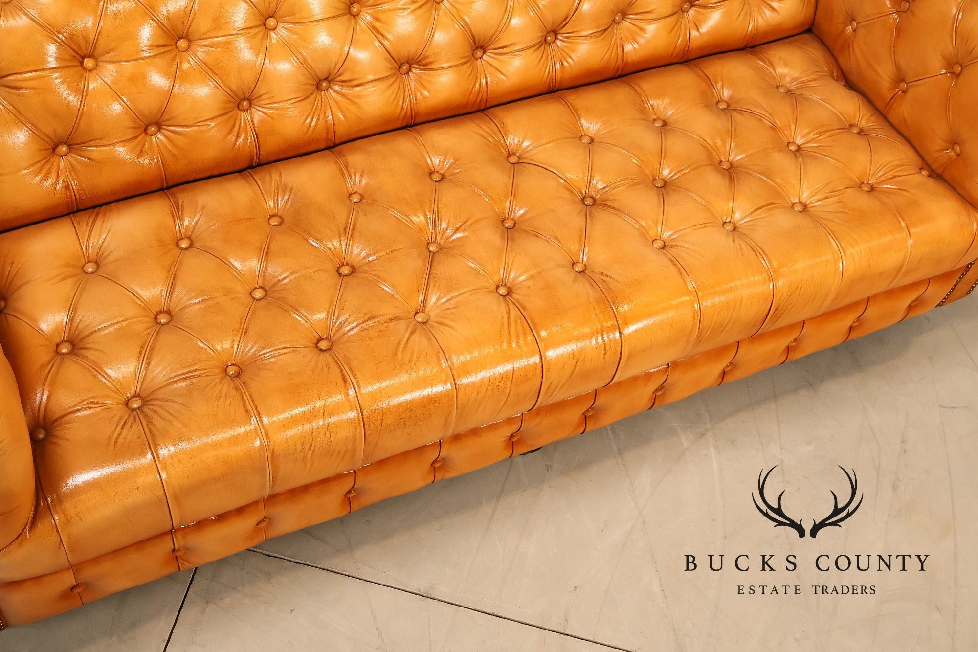 English Traditional Style Leather 'Cheyenne' Chesterfield Sofa