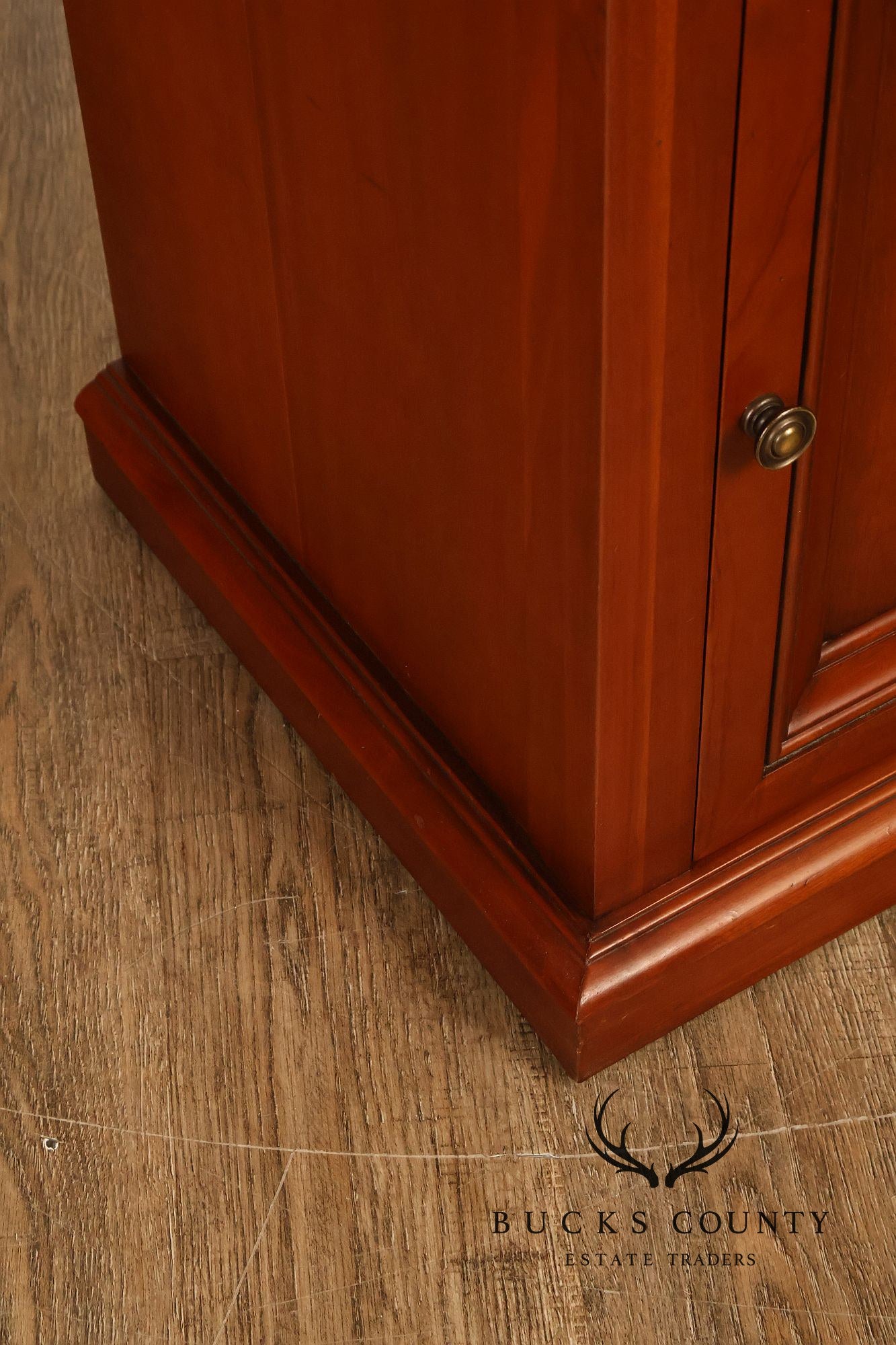 Ethan Allen 'Medallion' Pair of Cherry Bedside Cabinets Nightstands