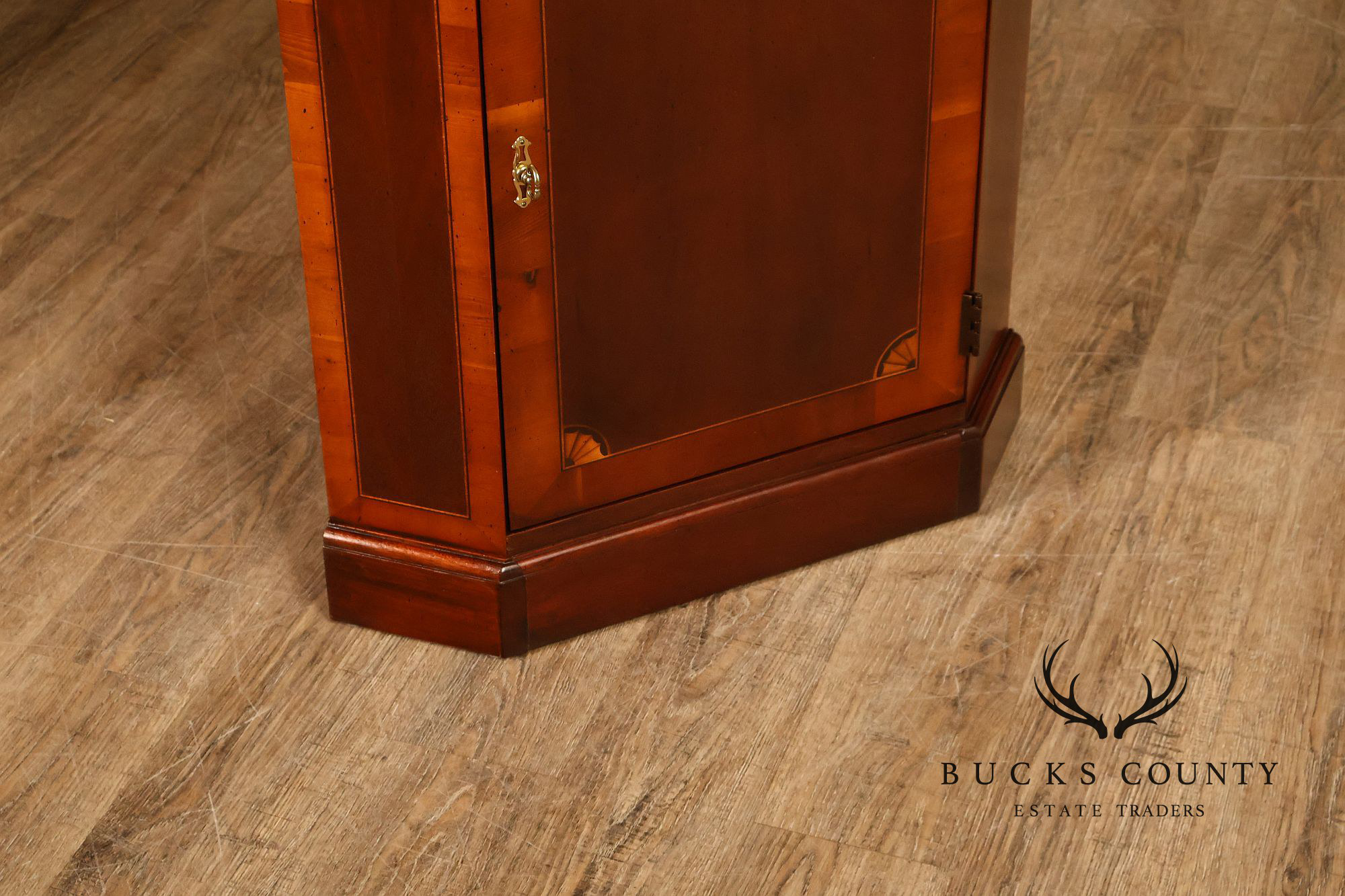 Hekman Copley Place Federal Style Pair Of Inlaid Mahogany Corner Cabinets