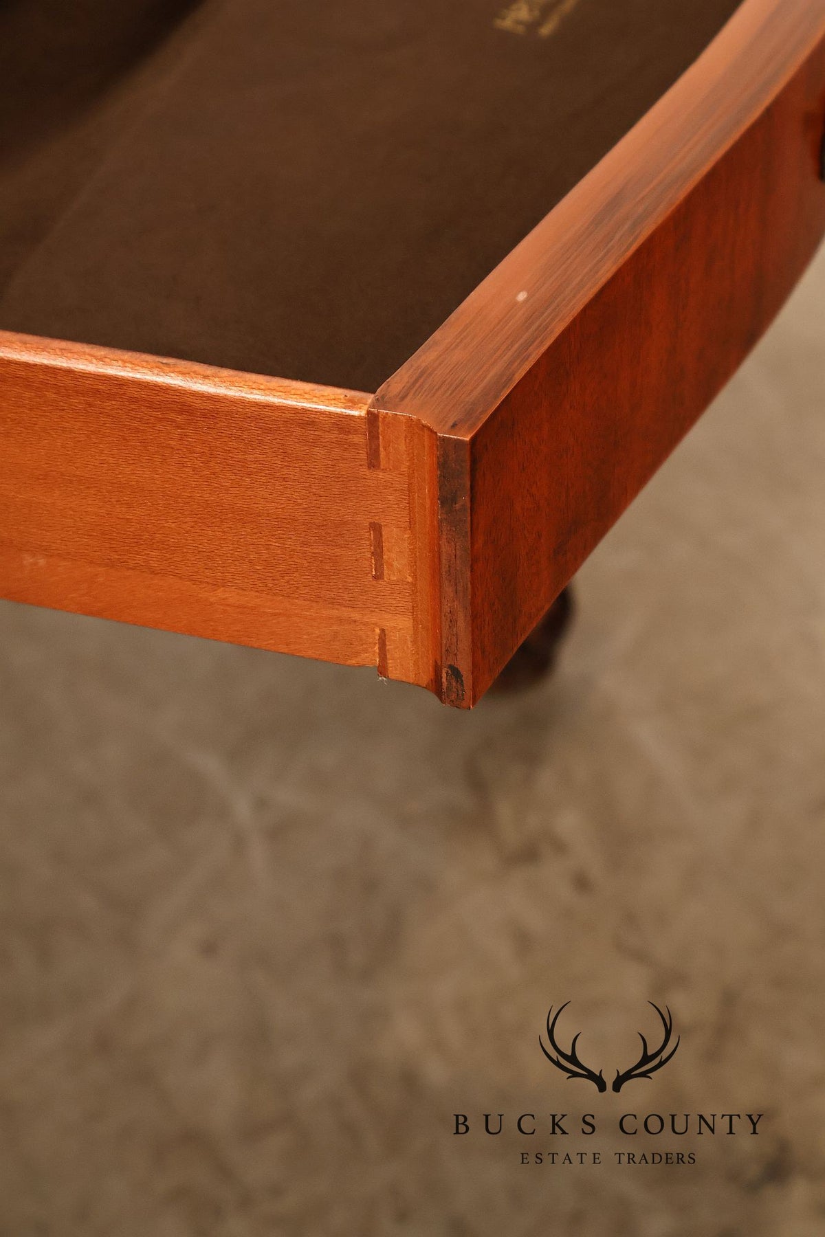 Henredon Georgian Style Banded Mahogany Expandable Dining Table