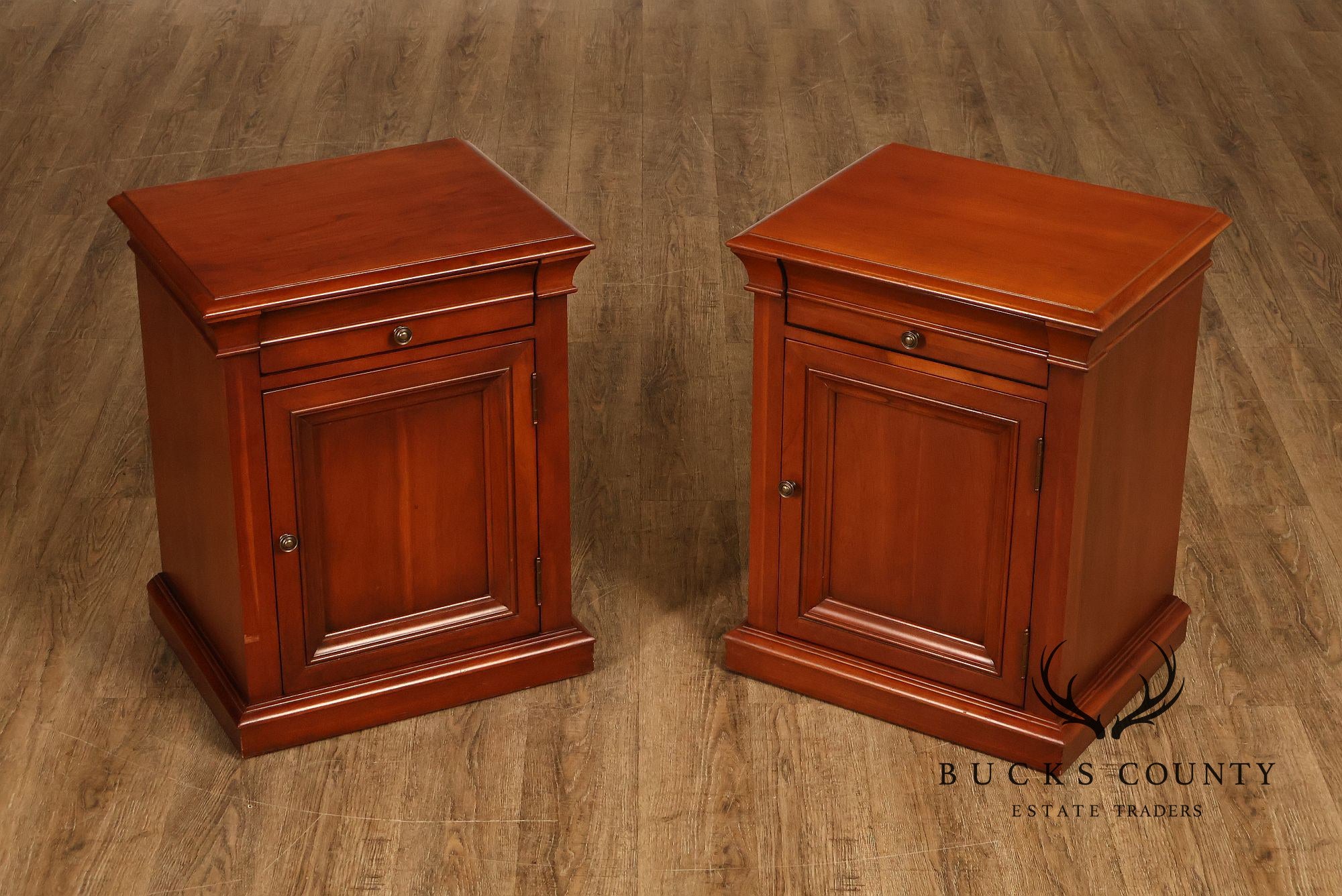 Ethan Allen 'Medallion' Pair of Cherry Bedside Cabinets Nightstands