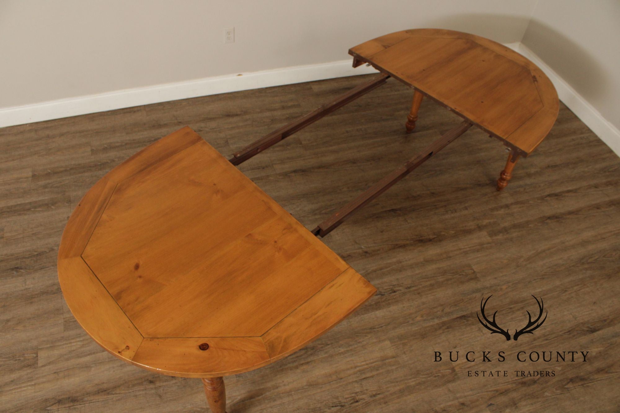 Farmhouse Pine Extendable Oval Dining Table