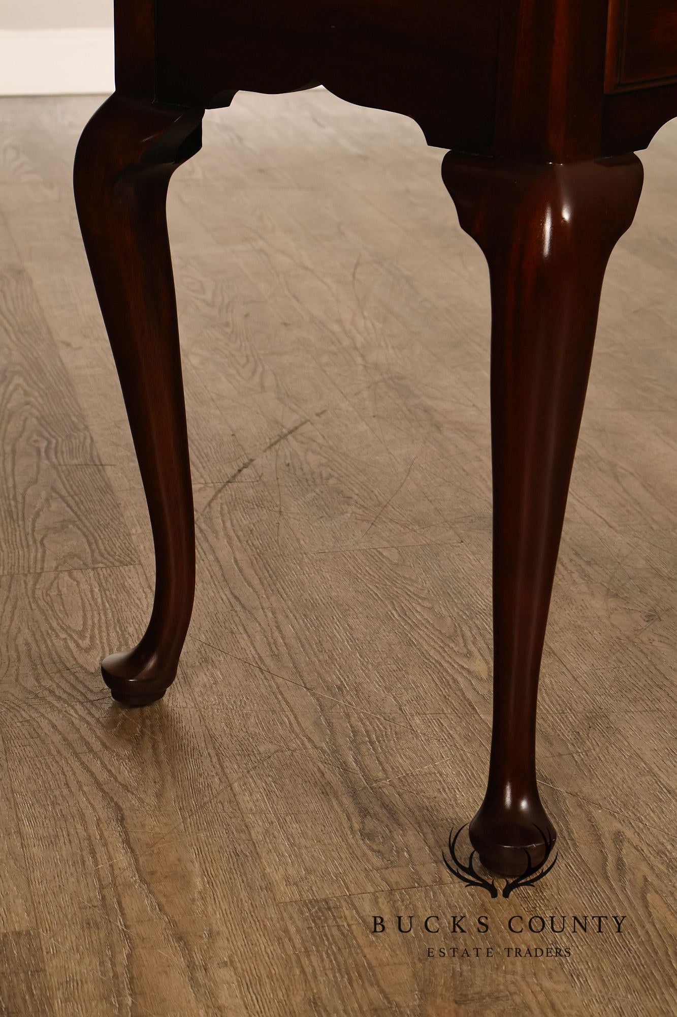 Henkel Harris Virginia Galleries Queen Anne Style Pair Of Mahogany One Drawer Nightstands