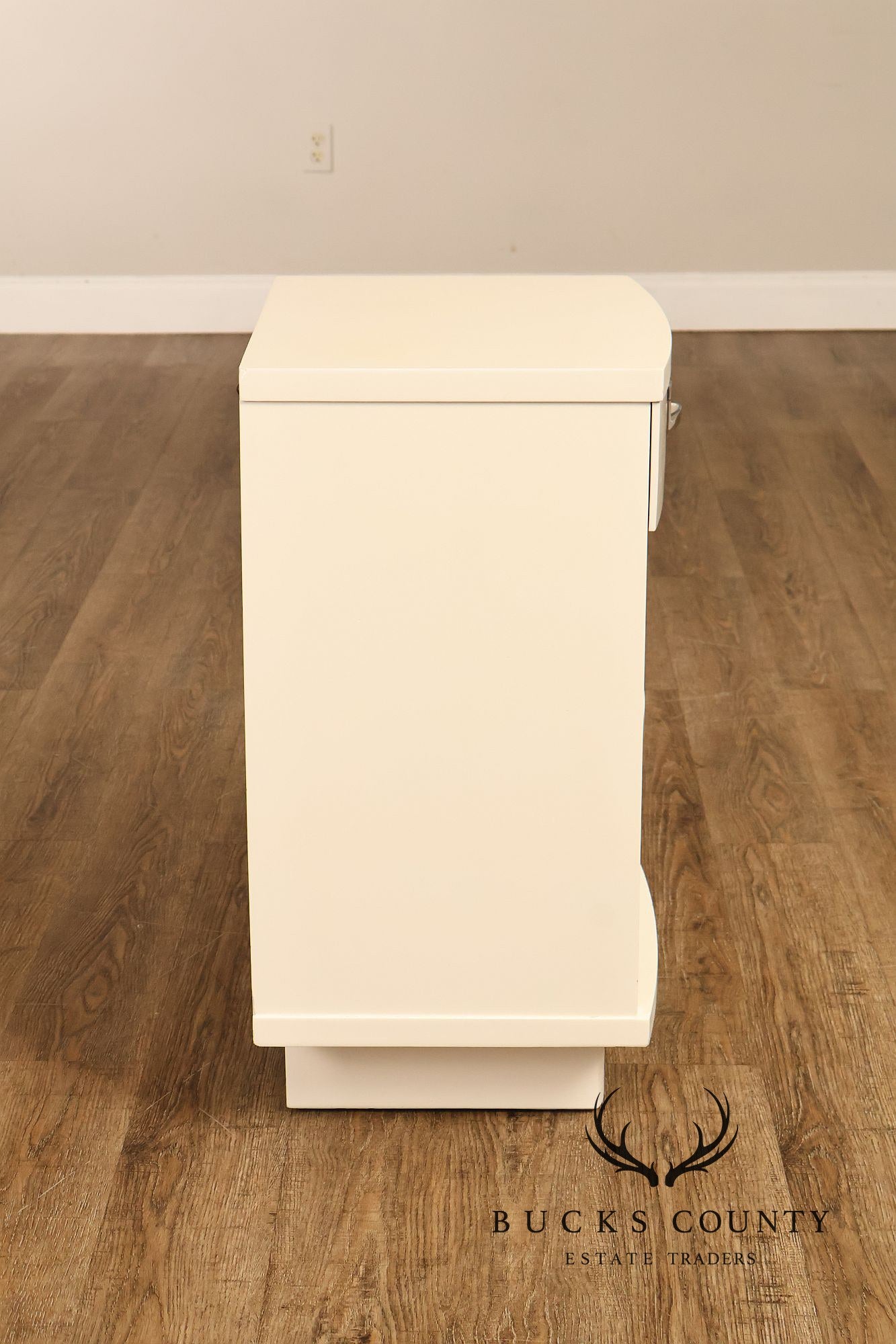 Rway Mid Century Modern Pair of White Lacquer Nightstands