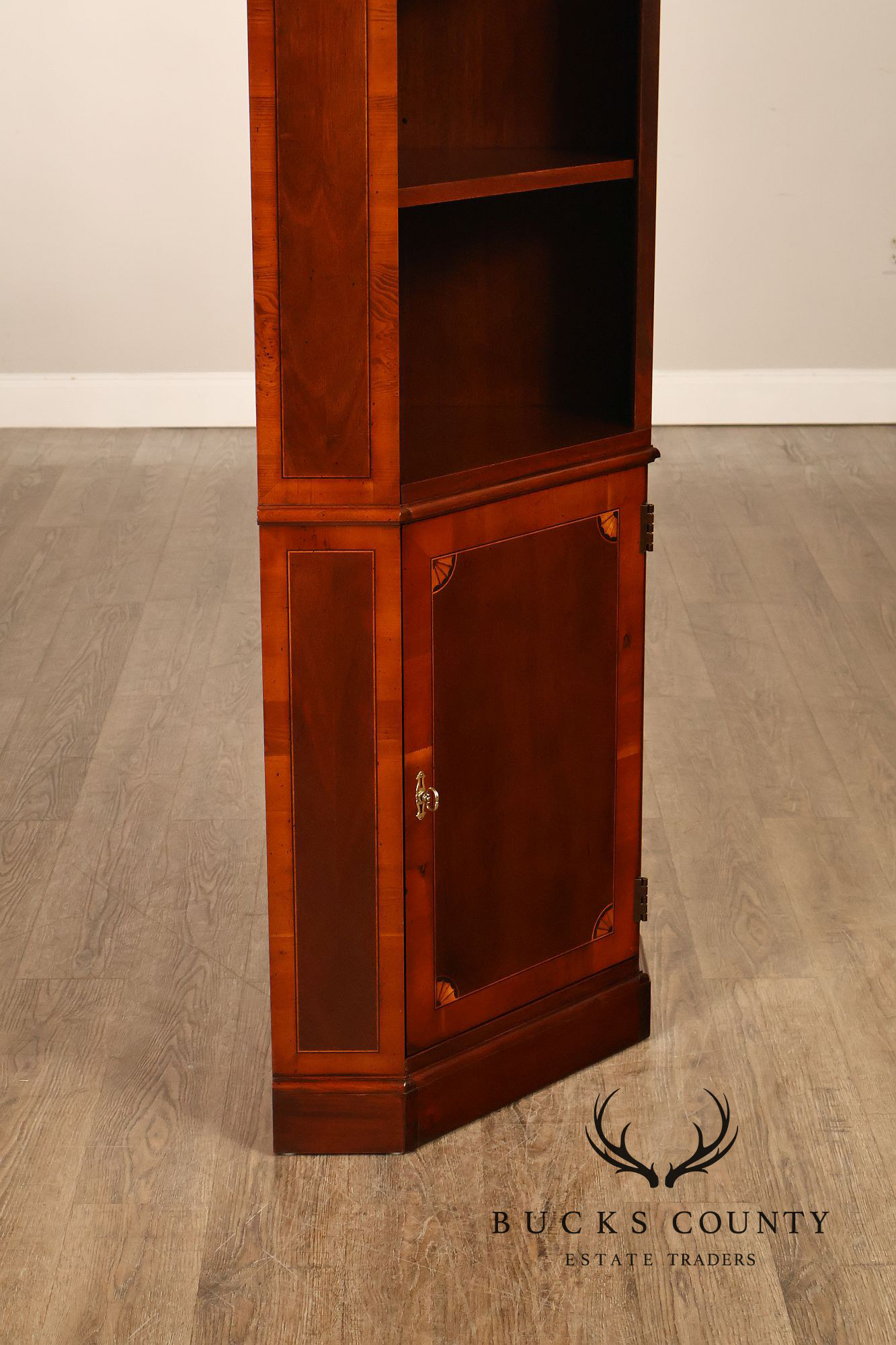 Hekman Copley Place Federal Style Pair Of Inlaid Mahogany Corner Cabinets